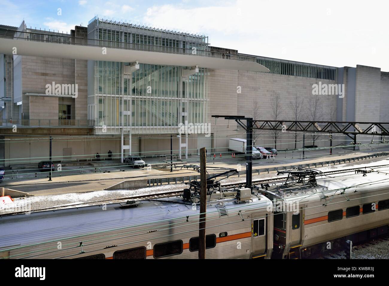 L'électricité d'un train de banlieue de la rive sud en passant en face de l'Éolienne moderne de l'Art Institute de Chicago. Chicago, Illinois, USA. Banque D'Images