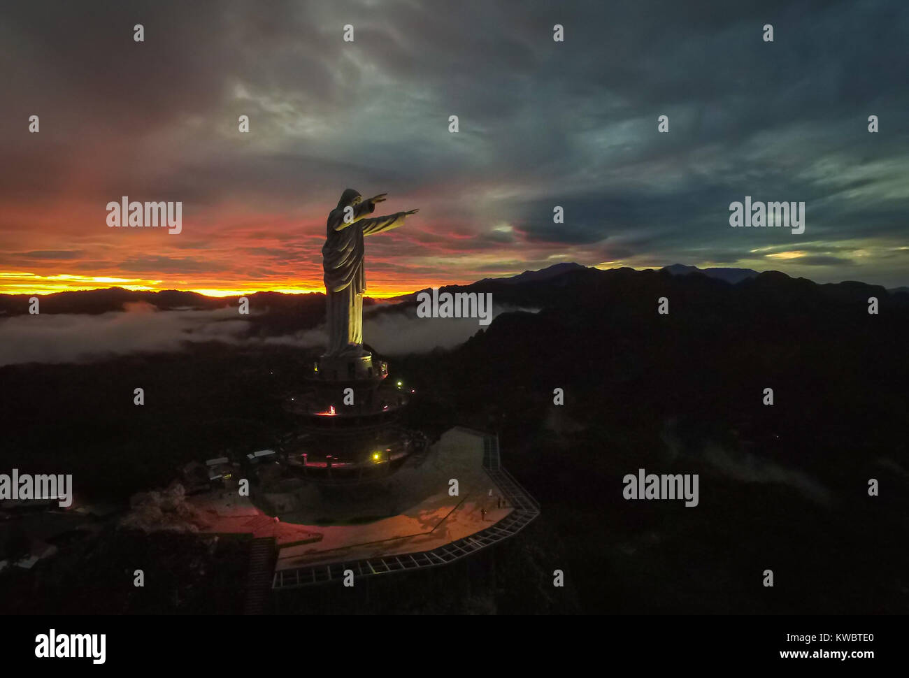 Statue de Jésus Christ à Burake Buntu Hill, Tana Toraja Sulawesi du Sud, en Indonésie. La photo prise un moment avant le lever du soleil dans la colline. Banque D'Images