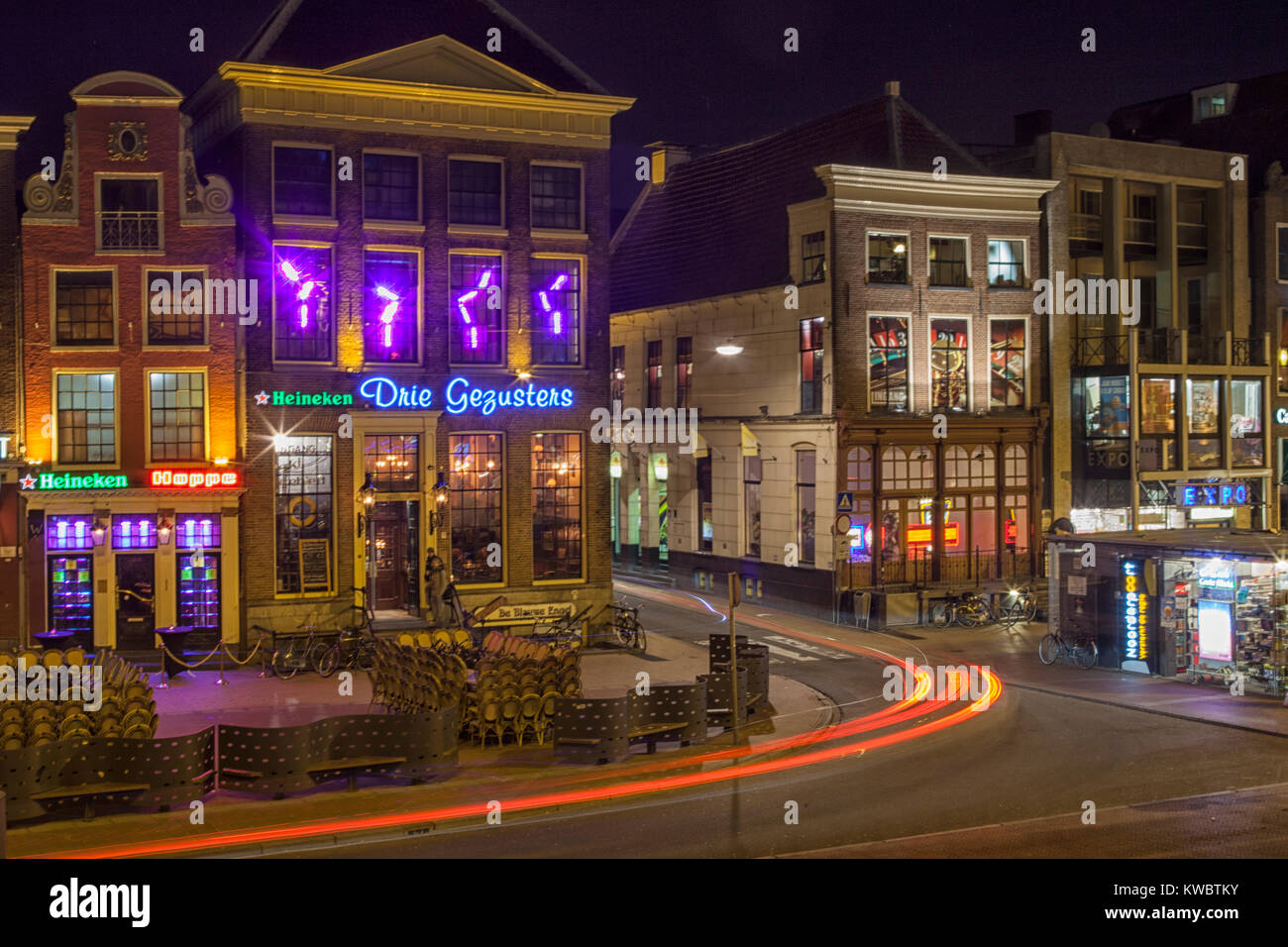 Centre de la vieille ville de Groningen aux Pays-Bas dans la nuit Banque D'Images