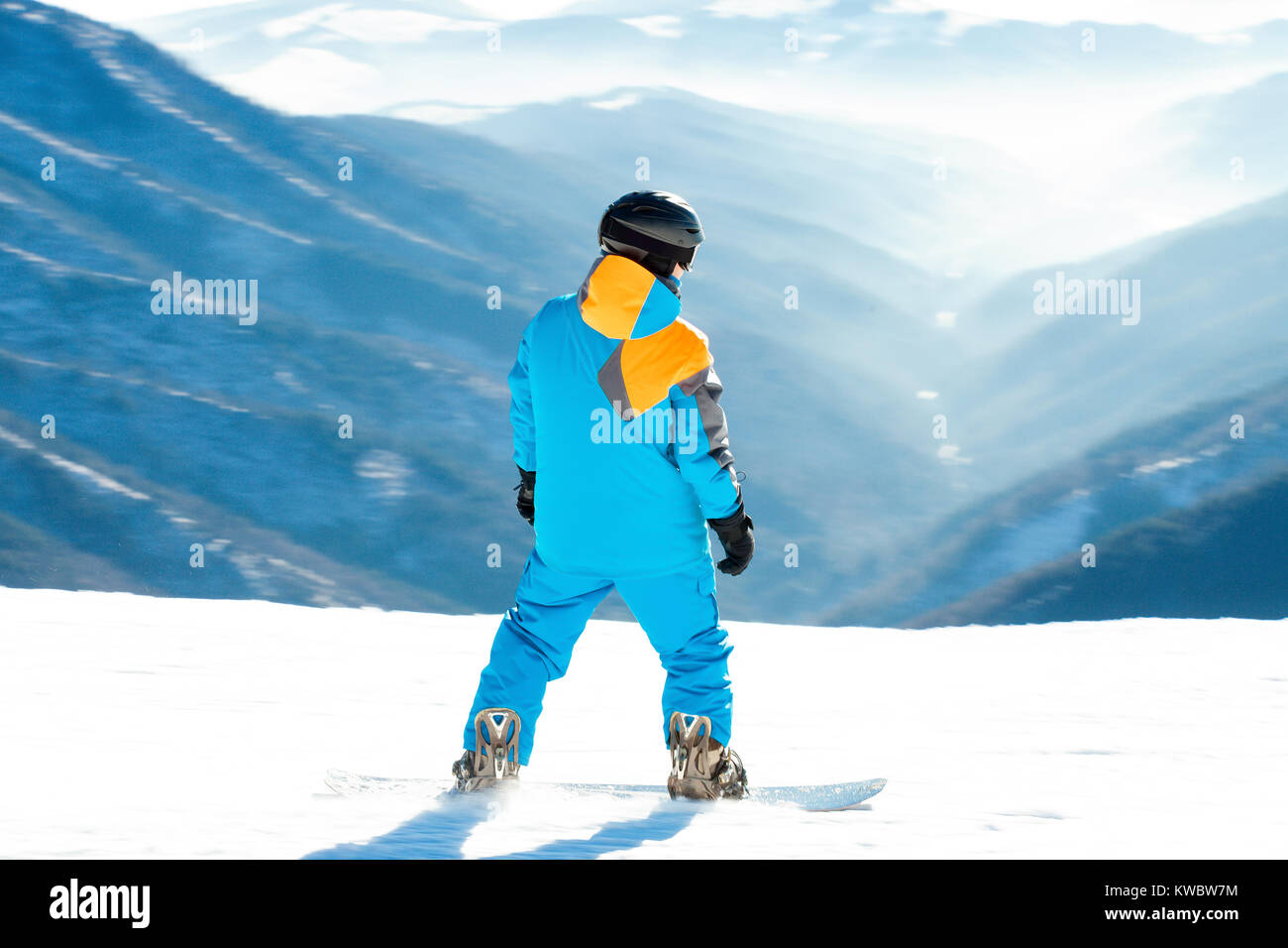 Snowboarder à la montagne pente coulissante Banque D'Images