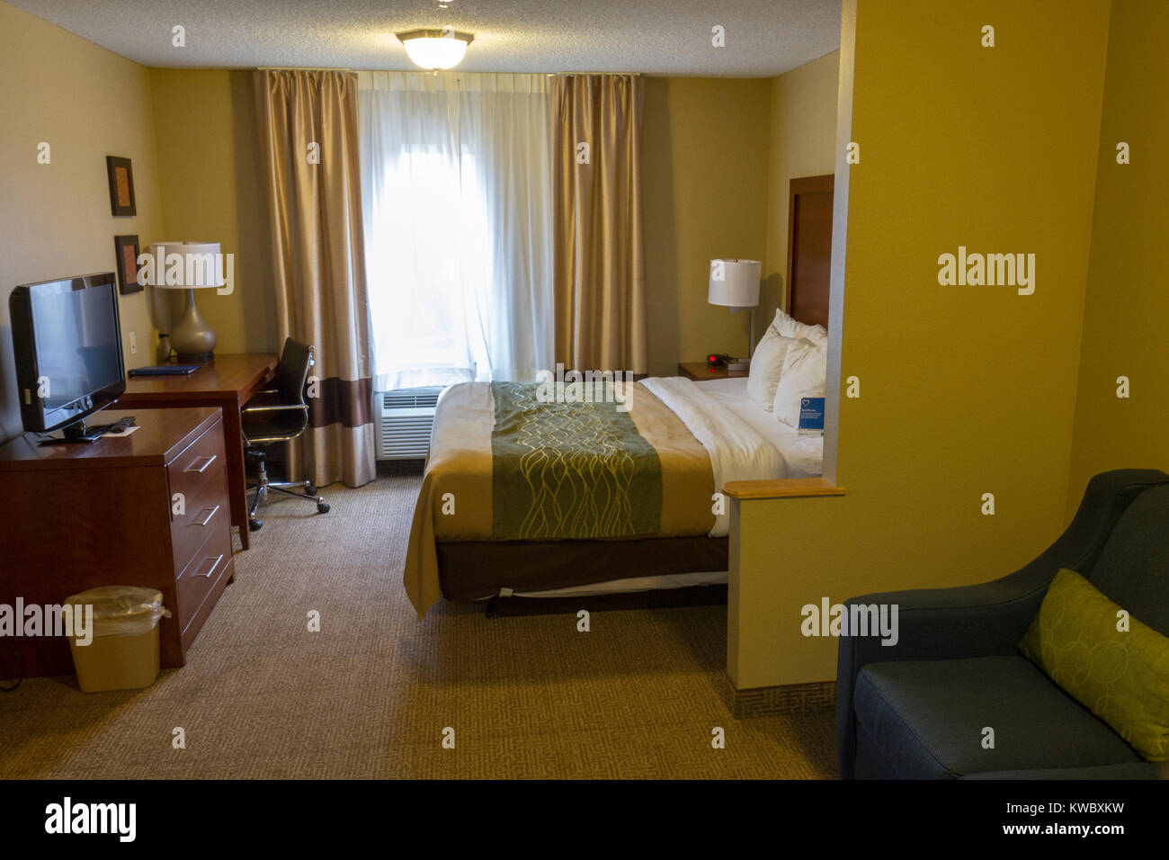 L'intérieur d'un très grand lit chambre à l'hôtel Comfort Inn Lancaster County, Columbia, South Carolina, United States. Banque D'Images