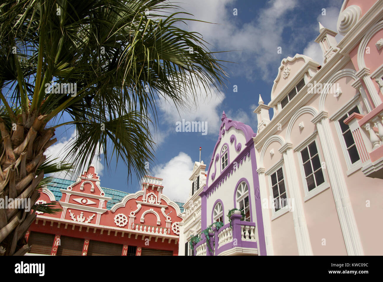 Rose, Violet typique & pastel rouge architecture peinte d'Aruba, Curaçao et Bonaire, des Caraïbes. Banque D'Images