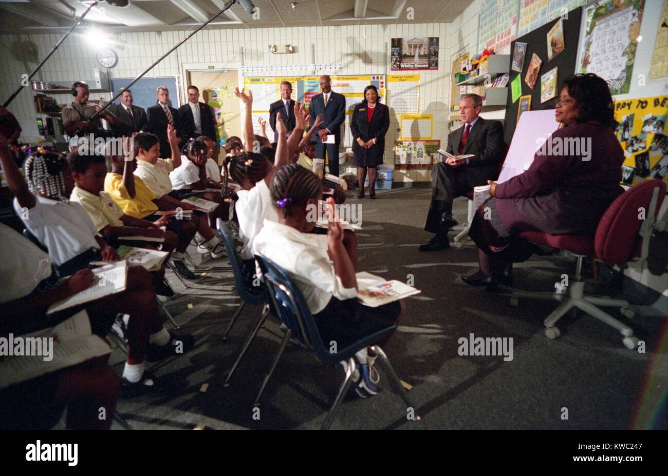Le matin du 11 septembre Les attentats terroristes, le président Bush était dans une classe à Sarasota, FL. Photo lui montre l'observation d'une démonstration de lecture, à l'école élémentaire Emma E. Booker. 11 septembre 2001. (BSLOC 2015 2 130) Banque D'Images Le matin du 11 septembre Les attentats terroristes, le président Bush était dans une classe à Sarasota, FL. Photo lui montre l'observation d'une démonstration de lecture, à l'école élémentaire Emma E. Booker. 11 septembre 2001. (BSLOC 2015 2 130) Banque D'Images
