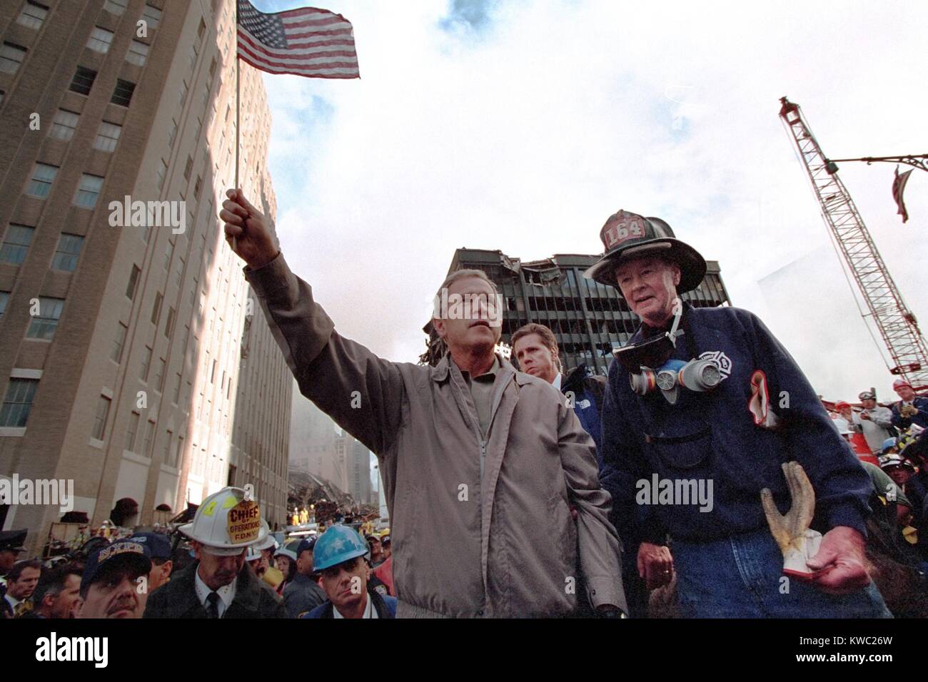 Le Président George Bush vagues un drapeau américain après avoir traité les travailleurs de récupération à New York. Le 14 septembre 2001. Avec Bush est à la retraite des pompiers de la ville de New York Bob Beckwith. (BSLOC 2015 2 154) Banque D'Images
