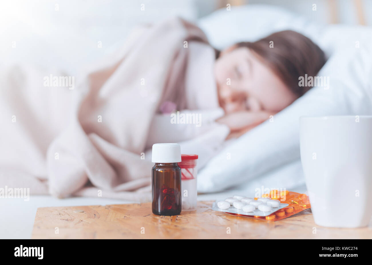 Close up de bouteilles avec les tablettes que debout sur la table Banque D'Images