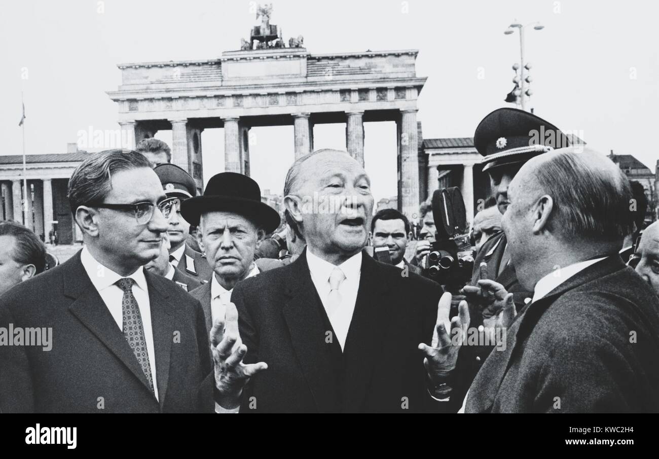 Le chancelier allemand Konrad Adenauer l'Ouest à la porte de Brandebourg, le 31 octobre 1963. Adenauer, a été le premier chancelier de la République fédérale d'Allemagne de l'Ouest, un bureau qu'il a occupé pendant 14 ans. L-R : adjoint au maire de Berlin Fritz Amrehn ; Adenauer ; Ernest Lemmer, Ministre des affaires étrangères All-German. (BSLOC 2015 2 266) Banque D'Images