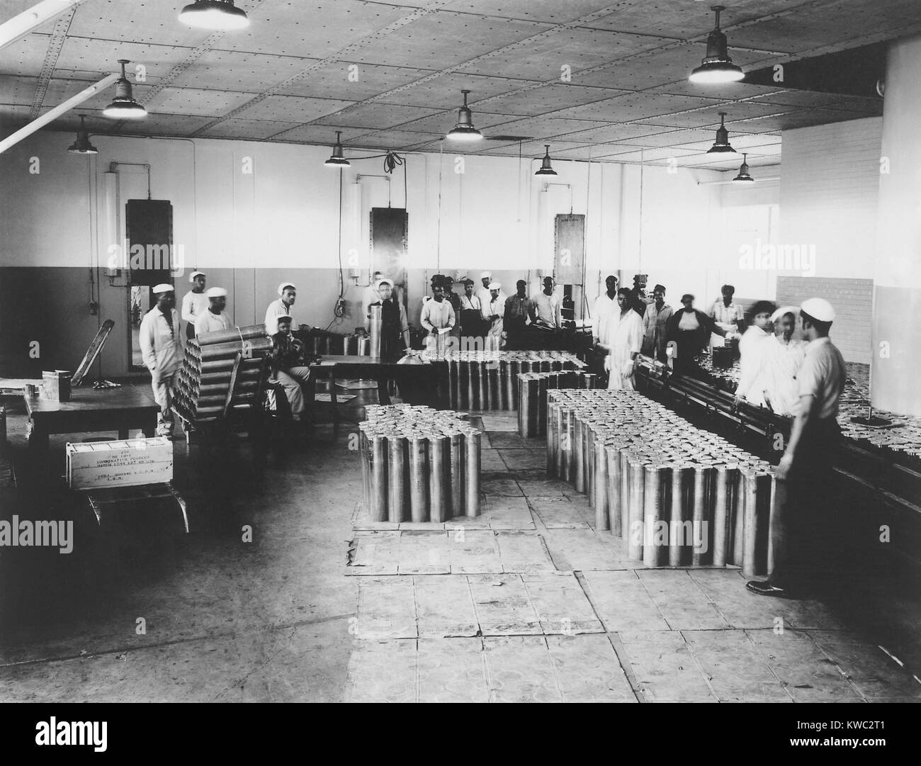 Les soldats Américains africains travaillant sur la ligne de charge au dépôt de munitions de Hastings, Nebraska. En 1944 ils ont travaillé 50 heures par semaine dans des conditions dangereuses et vécu discriminatoire de la ségrégation raciale. World War 2 (BSLOC   2015 13 101) Banque D'Images