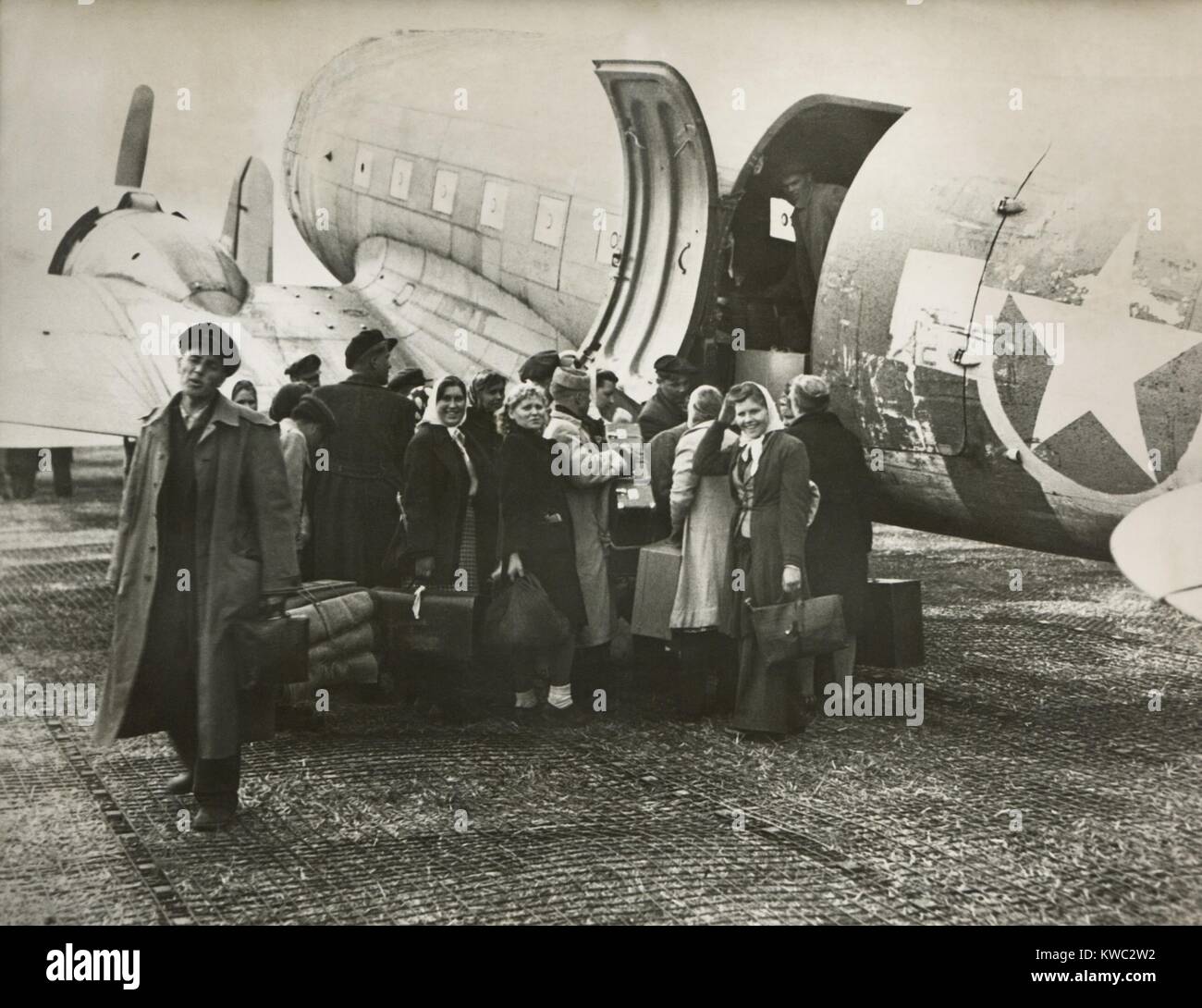 Un groupe de Russes de retourner à l'Union soviétique en 1945, un avion américain. Dans les régions occupées de l'URSS, l'armée allemande kidnappé les adolescents et les jeunes adultes de la rue et de les expédier à l'Allemagne comme "travailleurs de l'Est." à son retour à l'Union soviétique, considérée comme "socialement dangereux," de l'objet de discrimination dans l'éducation et l'emploi. Beaucoup ont souffert de l'exil à des endroits éloignés en Union soviétique. (BSLOC   2015 13 115) Banque D'Images