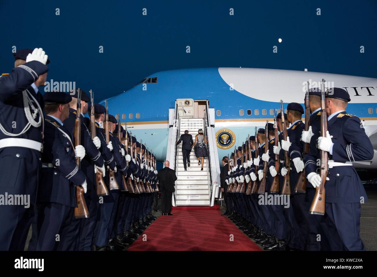 Le président Barack Obama et Première Dame Michelle Obama au départ de Berlin, Allemagne. Le 19 juin 2013. Un homme de 25 lignes de la garde d'honneur leur chemin à U.S. Air Force One à l'aéroport de Tegel (BSLOC   2015 13 135) Banque D'Images