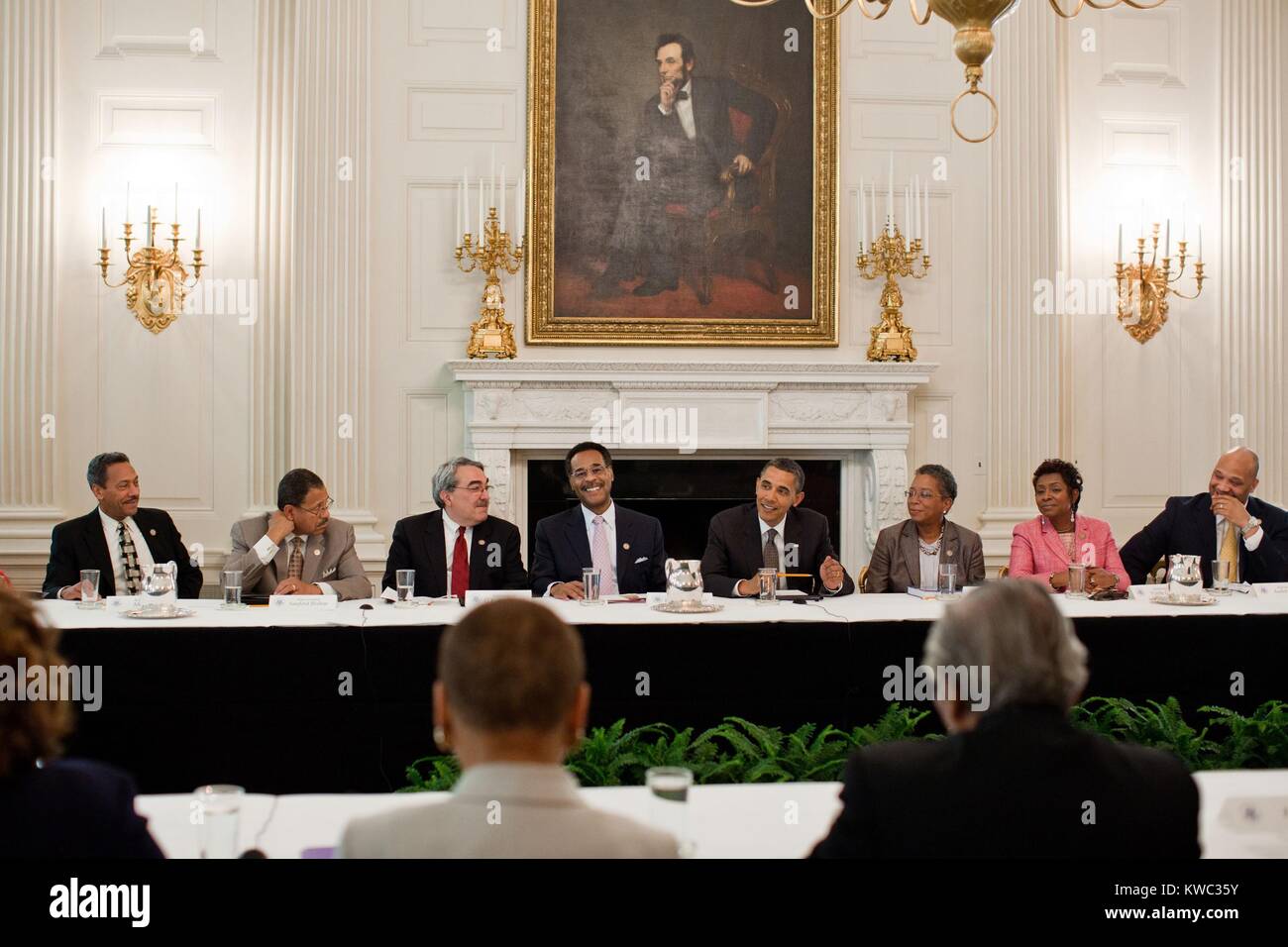 Le président Barack Obama rencontre les membres de la Congressional Black Caucus. 12 mai 2011 dans la salle à manger d'état de la Maison Blanche. (BSLOC   2015 13 228) Banque D'Images