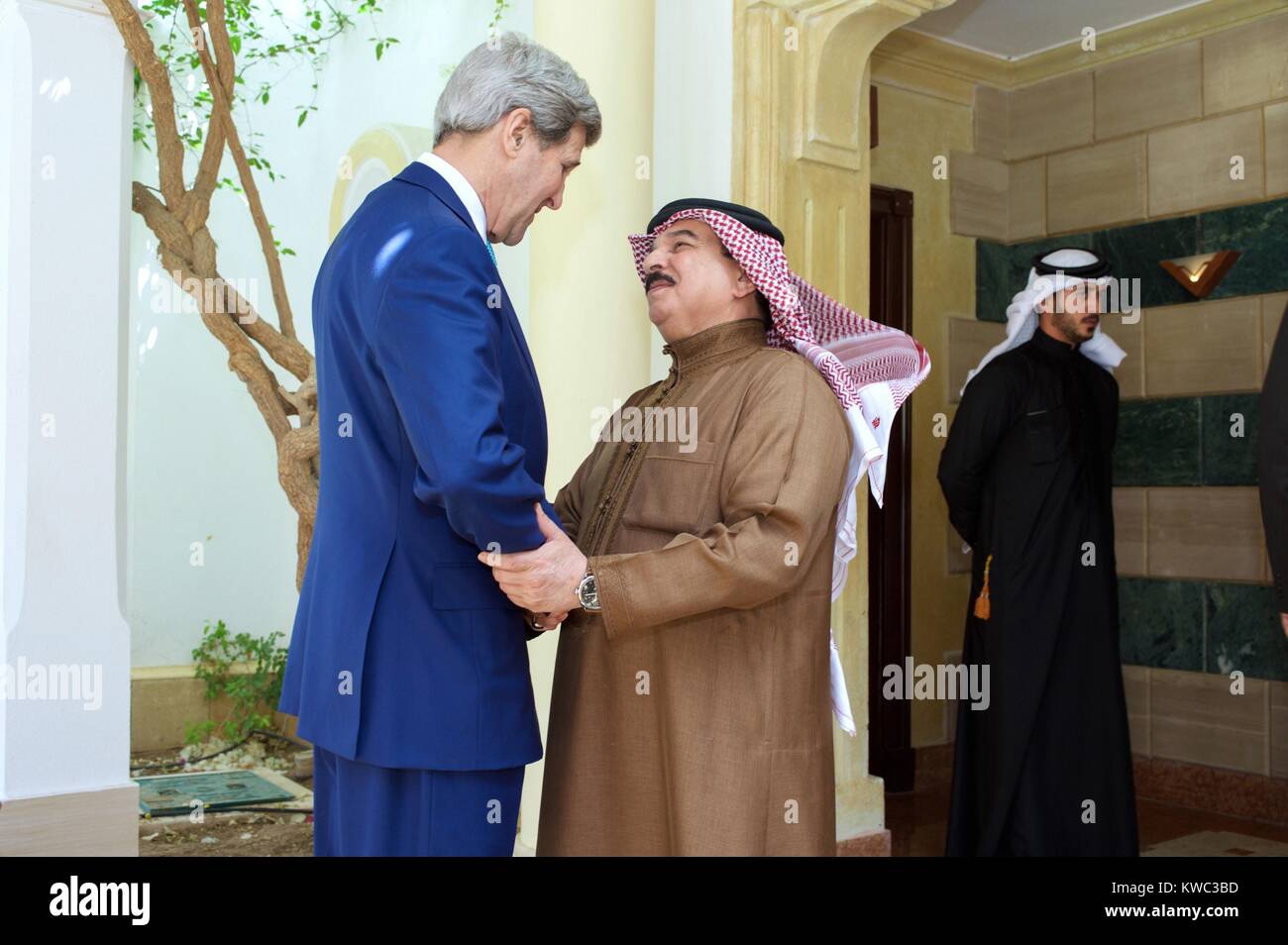 Le Roi Hamad de Bahreïn avec Kerry Secrétaire à la Conférence sur le développement de l'Égypte. Charm el-Cheikh, en Egypte, le 14 mars 2015. (BSLOC   2015 13 291) Banque D'Images