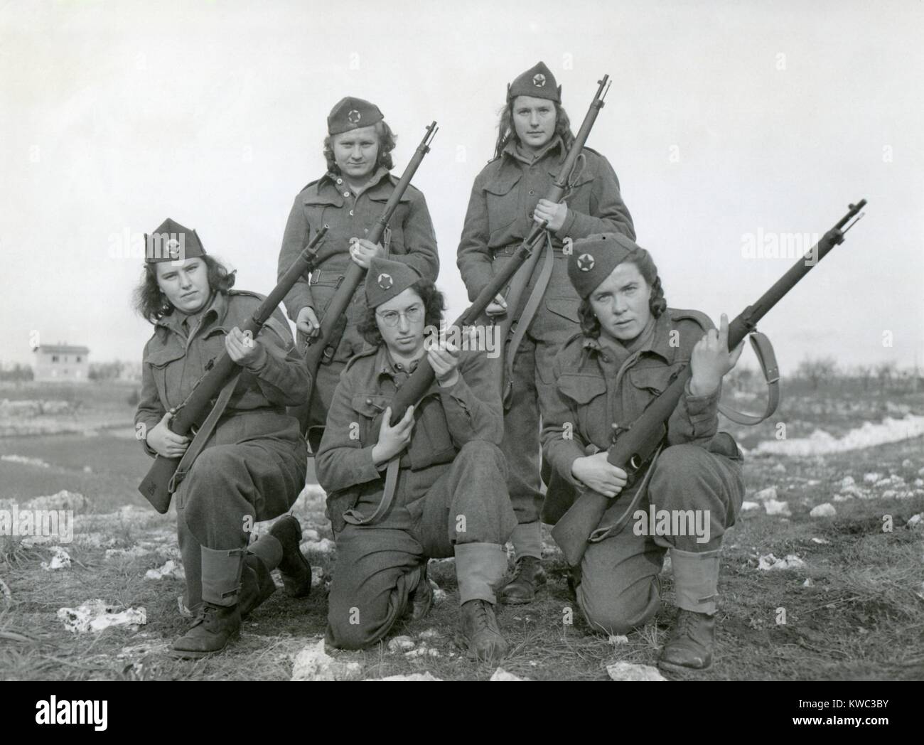 Les partisans des femmes qui luttent contre les Allemands en Yougoslavie. Ca. 1944, la Première Guerre mondiale (BSLOC 2  2015 13 36) Banque D'Images