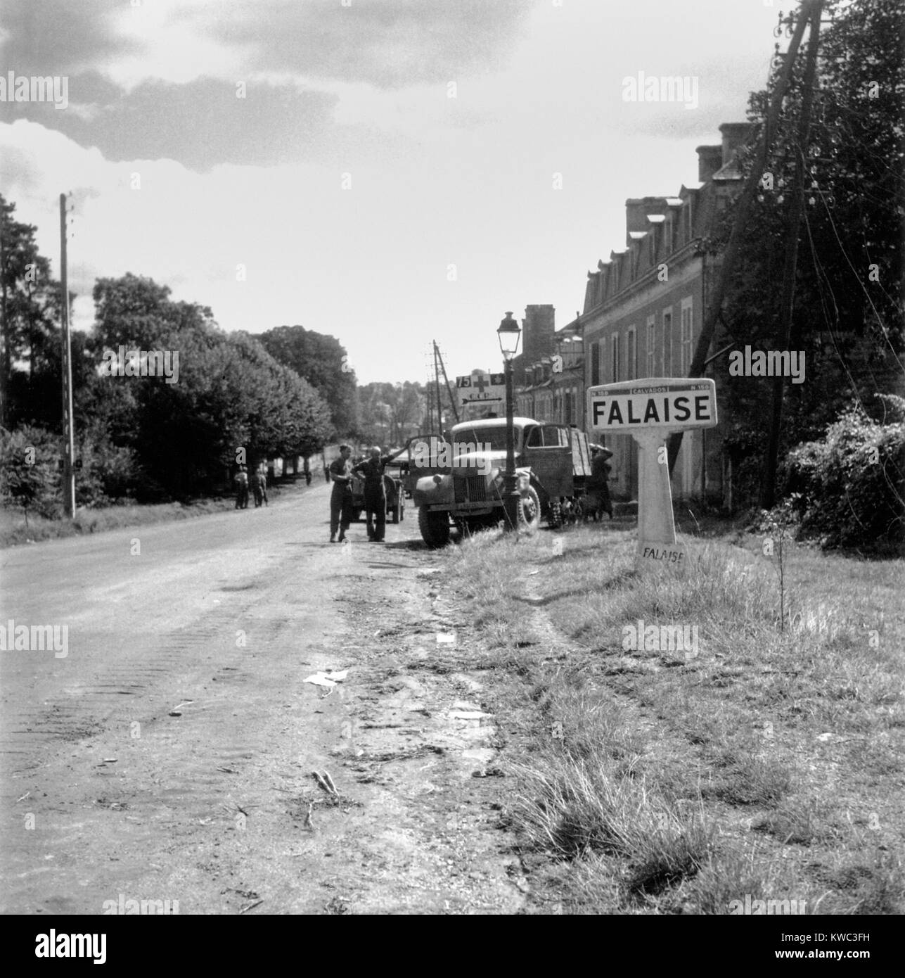 Bataille de la poche de Falaise du 12 au 21 août 1944 a été la bataille de Normandie. L'armée allemande a été détruit avec des restes qui fuient le nord-ouest de la Belgique. Photo montre unhelmeted soldats Canadiens près d'un camion allemand à Falaise. World War 2 (BSLOC   2015 13 82) Banque D'Images