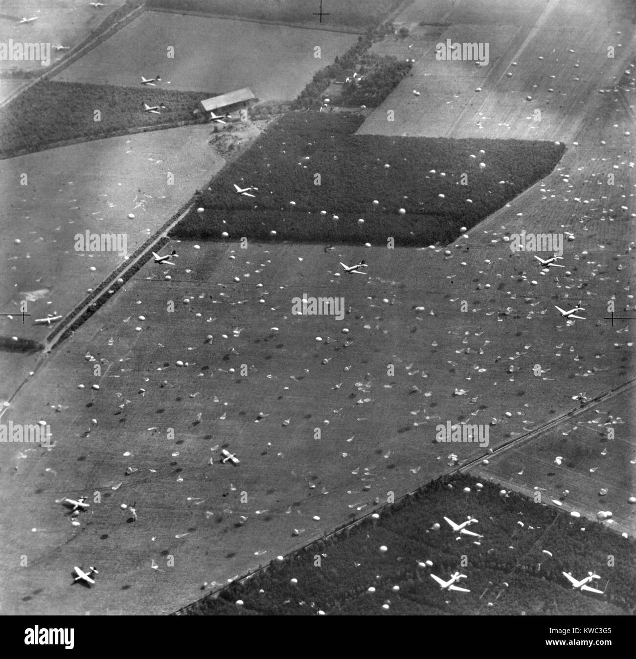 Les avions alliés parachutistes drop dans Holland's champs déjà parsemé de planeurs et les troupes aéroportées. Le 17 septembre 1944. Le Maréchal Montgomery's 'opération Market Garden' plan pour capturer les principaux ponts de Pays-bas a échoué avec 15 000 victimes alliées. Un pont trop loin, était un film basé sur 1977 Cornelius Ryan's 1974 livre sur la bataille. World War 2 (BSLOC   2015 13 91) Banque D'Images