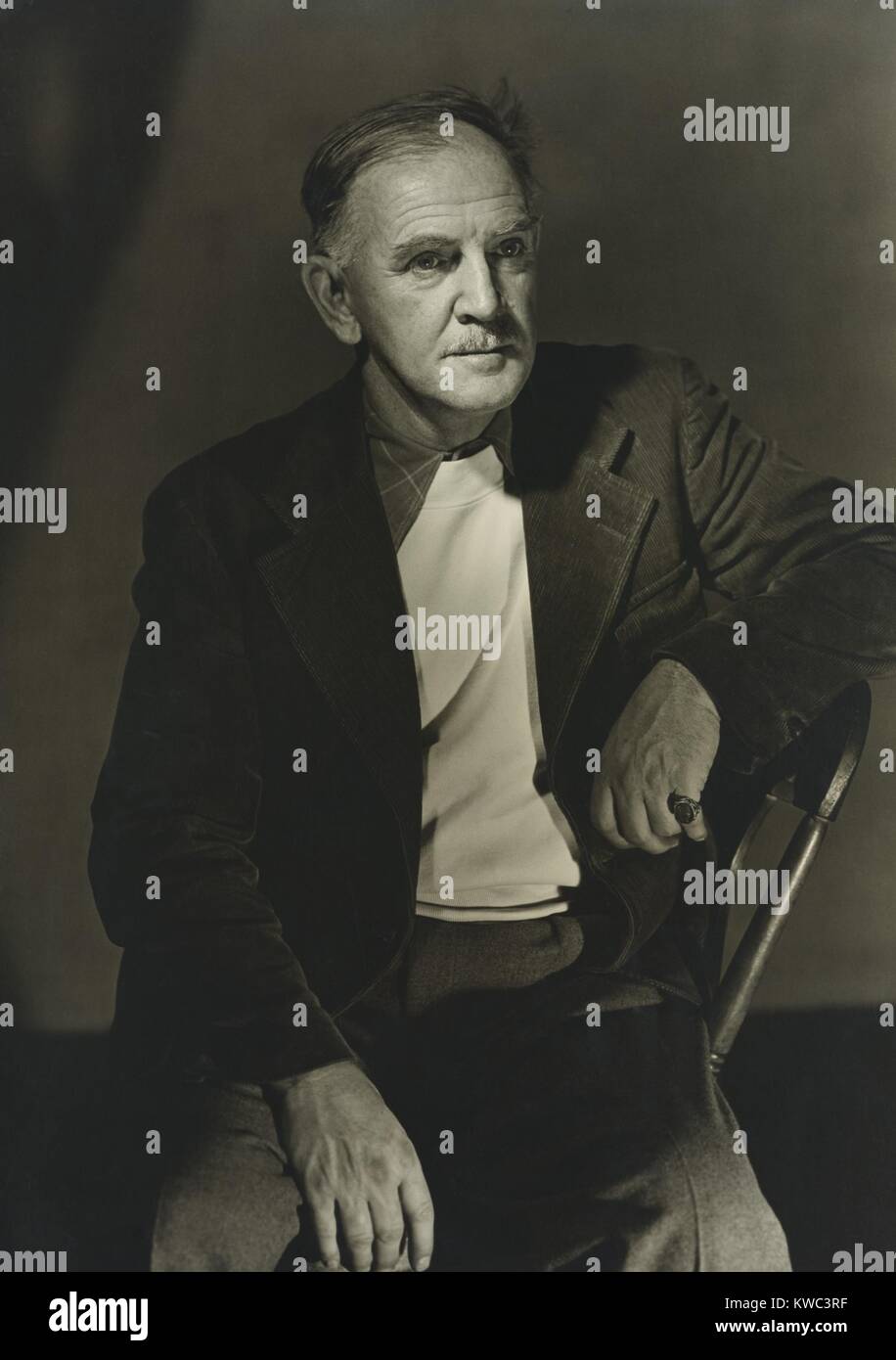 Milton Avery, milieu du 20e siècle américain peintre moderniste, active des années 1920 aux années 1960. 1946 Photo par Katherine Young. (BSLOC   2015 14 177) Banque D'Images