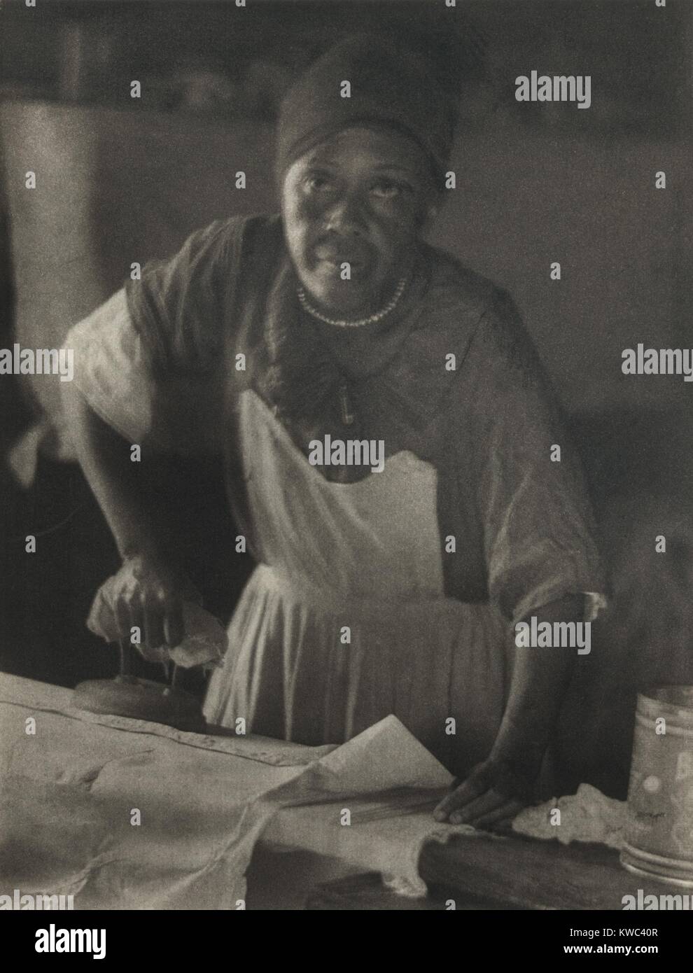 African American Woman planche, ca. L'année 1930. Image de la photogravure par Doris Ulmann. Elle est surtout connue pour ses portraits sensibles de la région rurale du sud de personnes entre 1928-1934. (BSLOC   2015 14 227) Banque D'Images