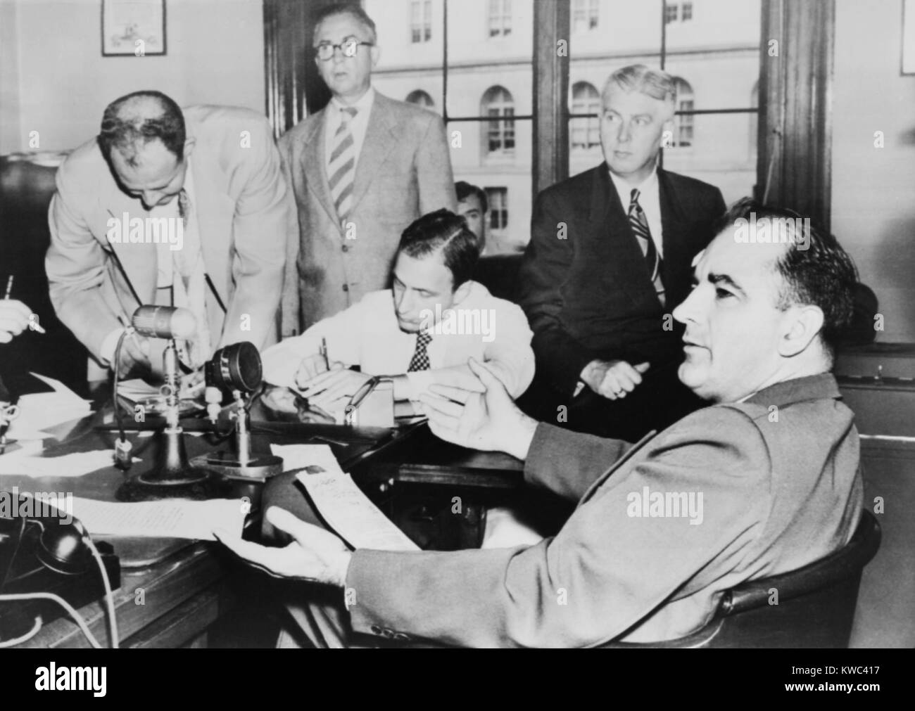 Le sénateur Joseph McCarthy s'adressant à des journalistes, 1951. Il a gagné l'attention nationale avec ses accusations que les membres d'un réseau d'espionnage communiste ont été employés dans le département d'État. (BSLOC   2015 14 25) Banque D'Images Le sénateur Joseph McCarthy s'adressant à des journalistes, 1951. Il a gagné l'attention nationale avec ses accusations que les membres d'un réseau d'espionnage communiste ont été employés dans le département d'État. (BSLOC   2015 14 25) Banque D'Images