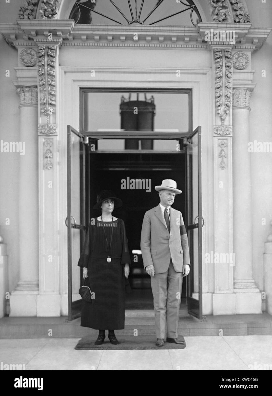 Le président Calvin Coolidge et la Première Dame Grace Coolidge à la Maison Blanche. Le 21 août, 1923. Elle est habillée en noir et il porte un brassard de deuil pour feu le président Warren Harding qui est mort le 2 août 1923. (BSLOC   2015 15 105) Banque D'Images