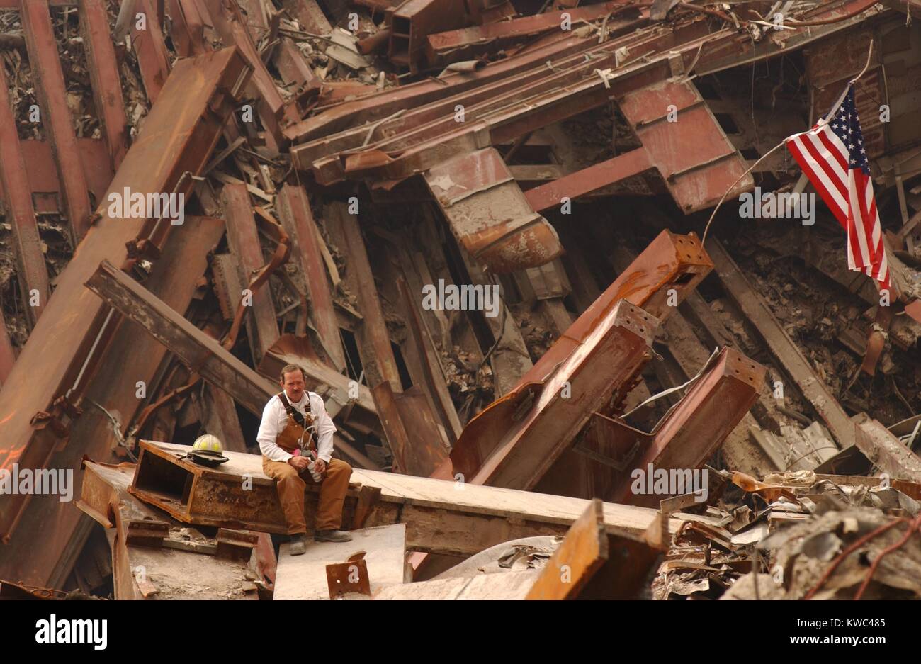 Pompier Solo assis sur une poutre dans les décombres du World Trade Center, le 28 septembre 2001. La ville de New York, après des attaques terroristes du 11 septembre 2001. (BSLOC 2015 2 109) Banque D'Images Pompier Solo assis sur une poutre dans les décombres du World Trade Center, le 28 septembre 2001. La ville de New York, après des attaques terroristes du 11 septembre 2001. (BSLOC 2015 2 109) Banque D'Images