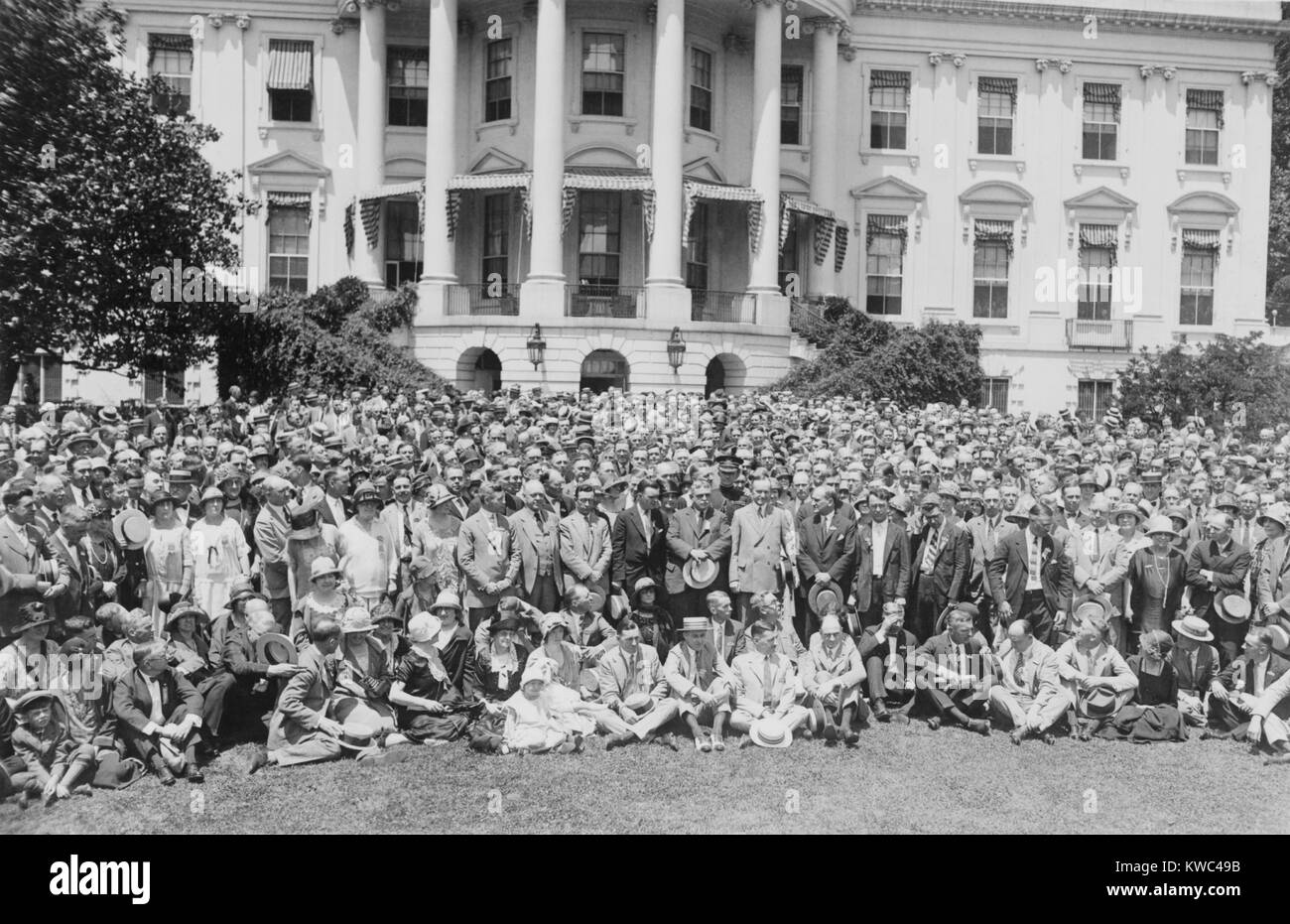 Le président Calvin Coolidge avec les membres de l'Association nationale des Creditmen. Le 11 juin 1925. Comme la pratique de commerce et de la consommation des prêts a augmenté, la NACM, fondé en 1896, travaillent à la mise en place d'état et les lois fédérales pour protéger contre les débiteurs frauduleux, d'améliorer le partage des renseignements de crédit, et d'élaborer de meilleures pratiques de crédit. (BSLOC   2015 15 139) Banque D'Images