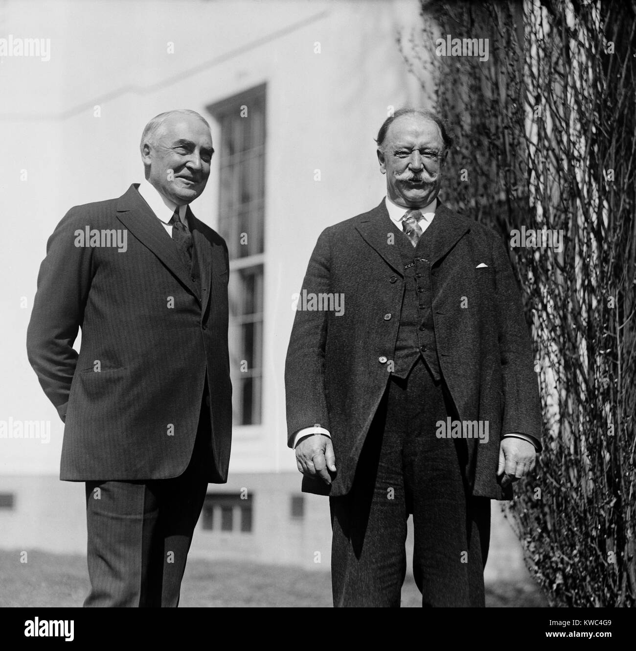 Le président Warren Harding et ancien président Howard Taft à la Maison Blanche. Le 30 juin 1921, à la suite du décès de M. le Juge en Chef Edward Douglass White, Président Warren G. Harding nommé Taft pour prendre ses fonctions le 30 juin 1921. C'était le travail Taft avait désiré. (BSLOC___2015 15 28) Banque D'Images