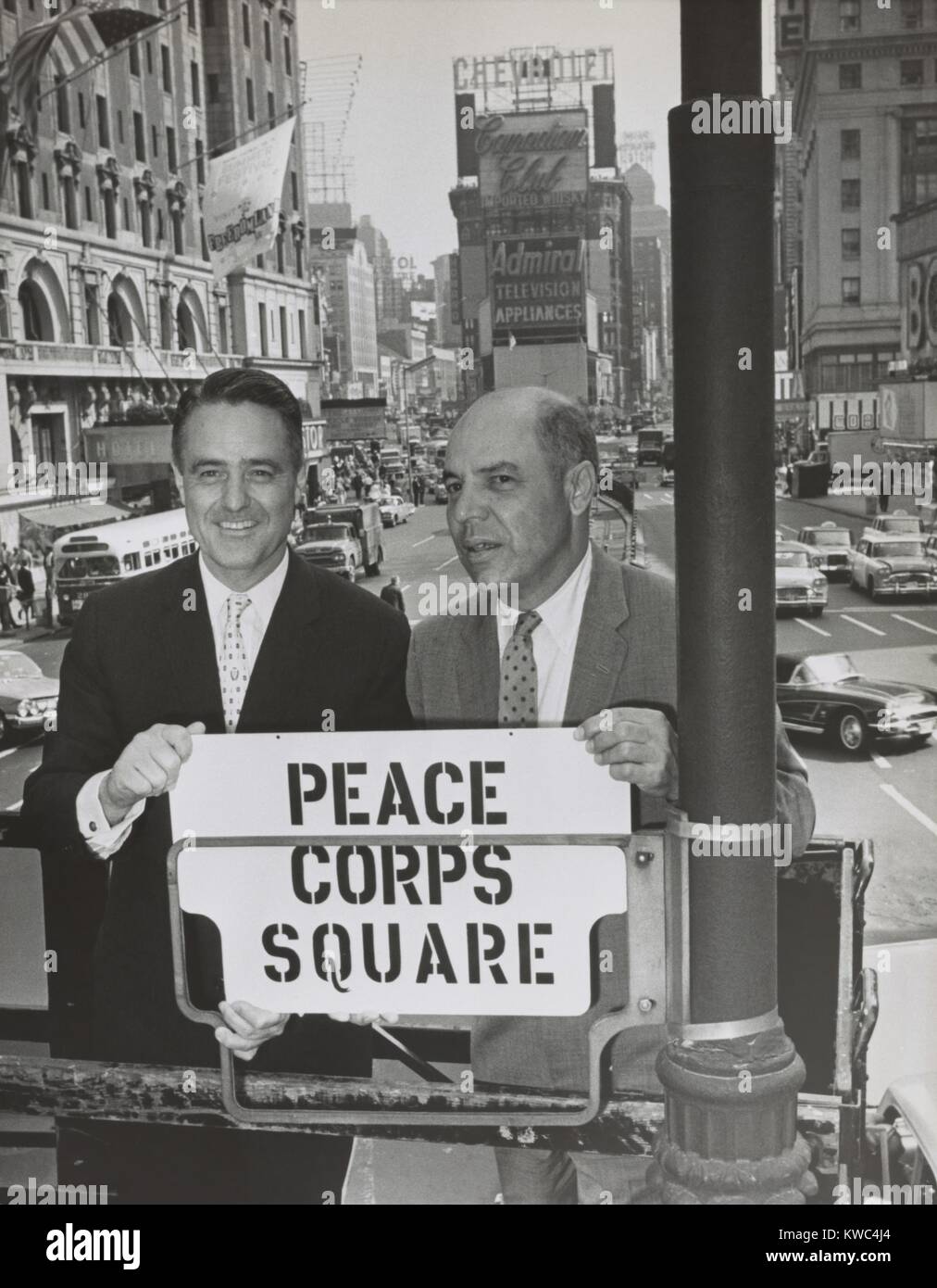 Sargent Shriver et Edward R. Dudley dans Times Square avec un signe 'Carré' du corps de la paix. Le Président Kennedy Shriver était le beau-frère et le premier directeur du Corps de la paix. Dudley était président de l'arrondissement de Manhattan. 18 juin, 1962. (BSLOC 2015 2 227) Banque D'Images