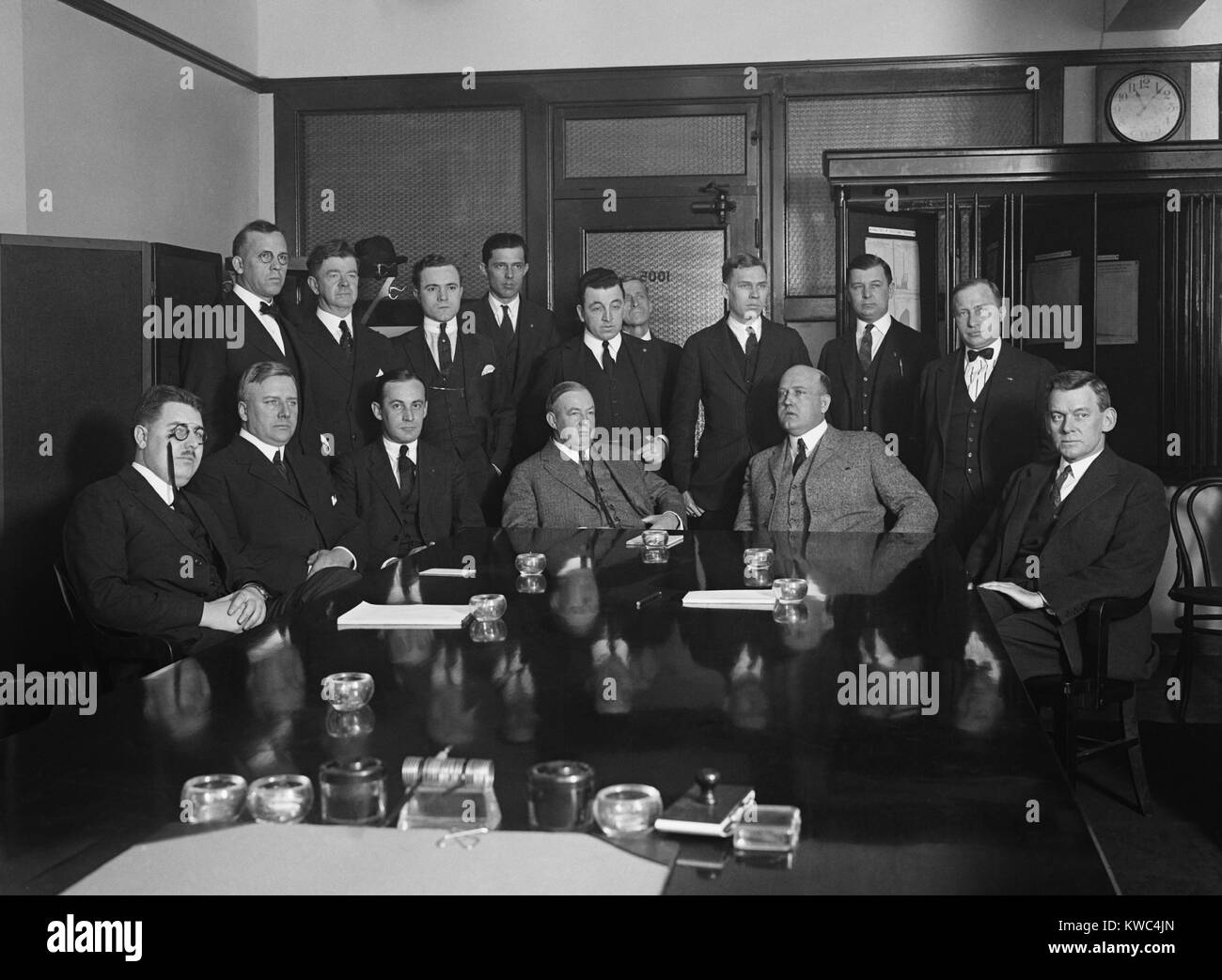 Charles R. Forbes, directeur du Bureau des Anciens combattants organise une conférence avec son personnel. Forbes est assis au centre gauche en costume gris. Ca. Jan-fév 1923. Une enquête du Sénat de 1924 à 1924 a conclu que Forbes et ses partenaires proches avait volé plus de 200 millions de dollars du Bureau. (BSLOC   2015 15 60) Banque D'Images