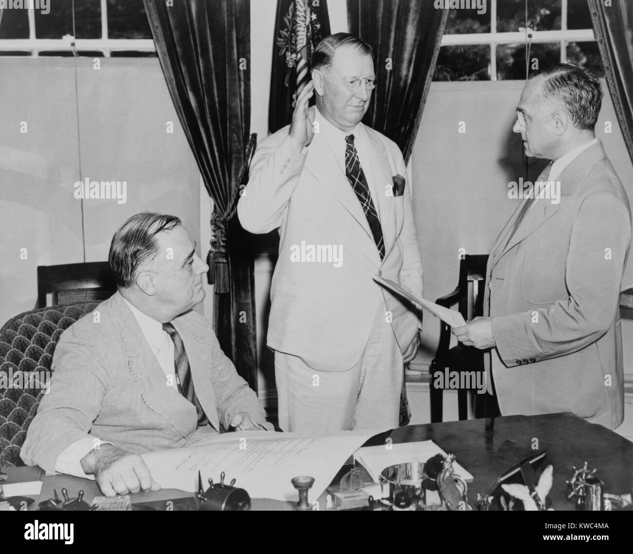 Cour suprême juge Felix Frankfurter administre serment d'office au secrétaire de la Marine, le colonel Frank Knox. Comme la seconde guerre mondiale a commencé en Europe, le président Franklin Roosevelt a organisé bi-partisan d'un "cabinet de guerre" y compris républicains tels que Knox dans des postes. Le 11 juillet 1940. (BSLOC 2015 2 252) Banque D'Images