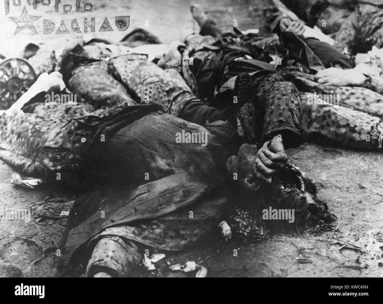 Les soldats SS Nazi de Dachau Hôpital ont tourné dans la cour du charbon par des soldats américains. Les 100 étaient sous garde près lorsqu'une machine gunner tiré et d'autres soldats ont rejoint. Quelques instants plus tard 17 Allemands ont été tués et 75 blessés le 29 avril 1945. Une enquête sur la carte de plusieurs soldats, dont le général George Patton a déchiré en présence de commandant des unités, 7 e armée le Lieutenant-colonel Felix d'Étincelles. (BSLOC   2015 13 16) Banque D'Images