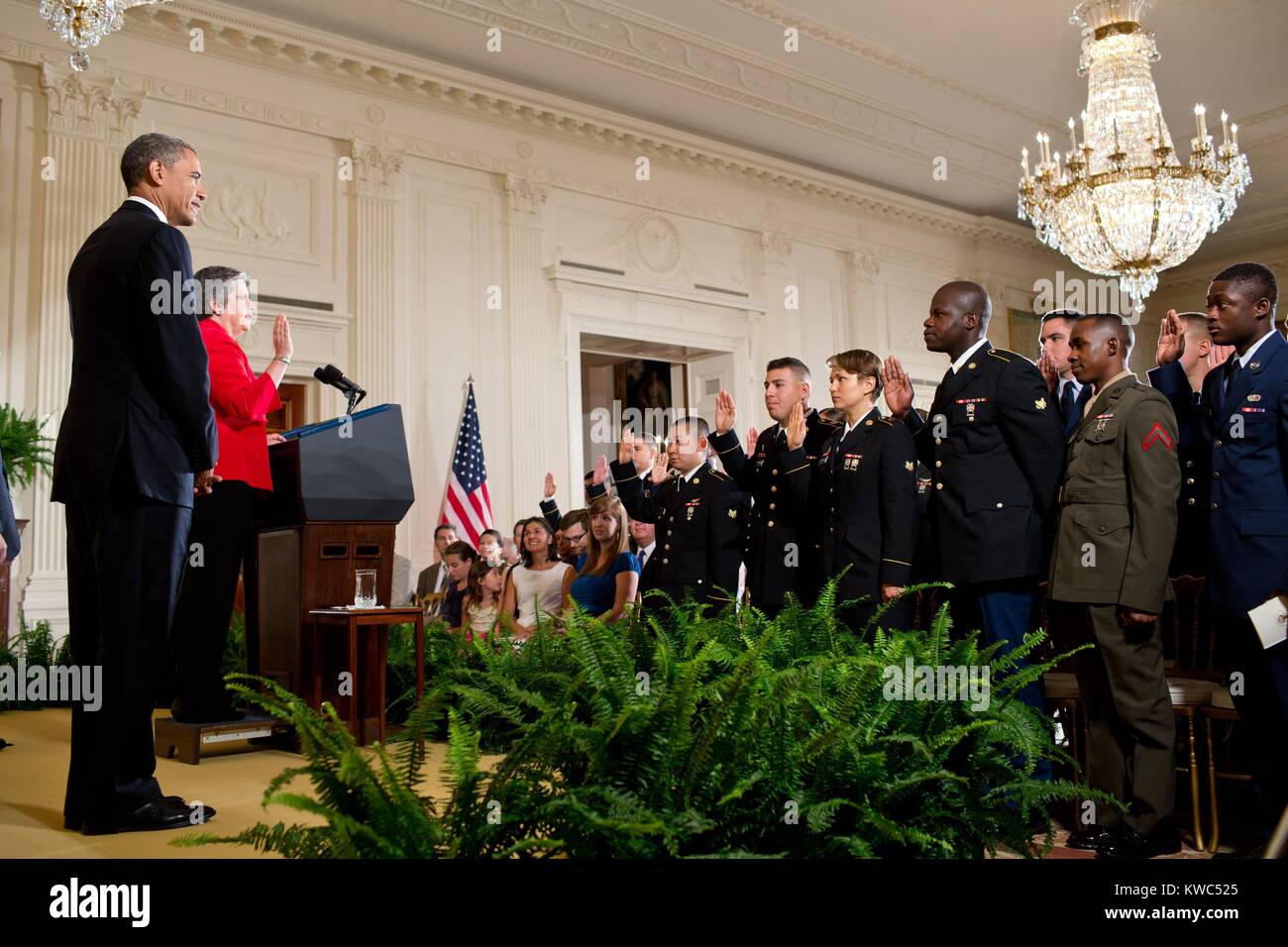 Janet Napolitano, secrétaire d'administrer le serment militaire au cours d'une cérémonie de naturalisation. Ces résidents non citoyens de l'armée américaine qualifiée pour accélérer la citoyenneté. Le président Barack Obama a assisté à la cérémonie. (BSLOC   2015 13 244) Banque D'Images