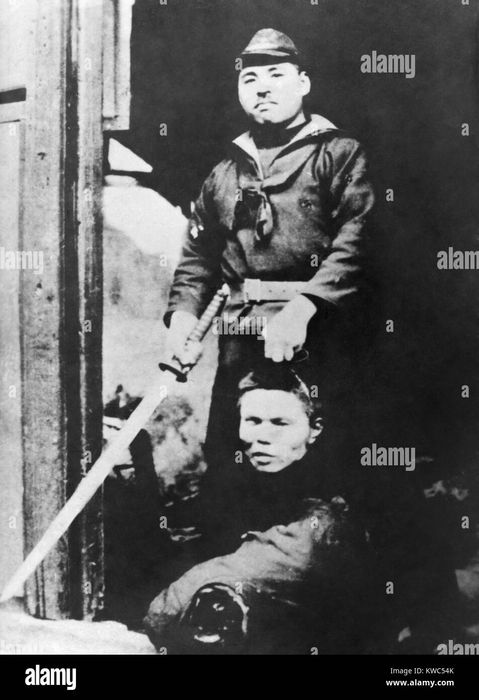 Soldat japonais tient la tête d'un chinois et d'une épée. L'armée japonaise occupe brutalement de vastes régions de la Chine durant la seconde guerre sino-japonaise de 1937 à 1945. (BSLOC   2015 13 40) Banque D'Images