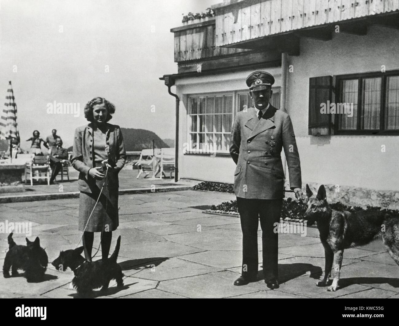 Hitler et Ava Braun avec leurs chiens à Berchtesgaden, ca. 1937-1943. Braun et Hitler est resté un couple pendant 13 ans, à partir de 1932-1945. (BSLOC   2015 13 61) Banque D'Images