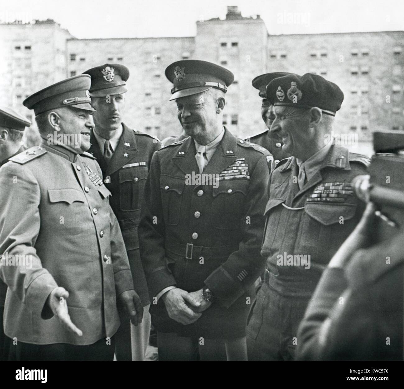 Les commandants alliés victorieux, L-R : Georgi Joukov, Dwight Eisenhower et le maréchal Montgomery. 5 juin 1945 à Berlin, Allemagne. World War 2 (BSLOC   2015 13 97) Banque D'Images