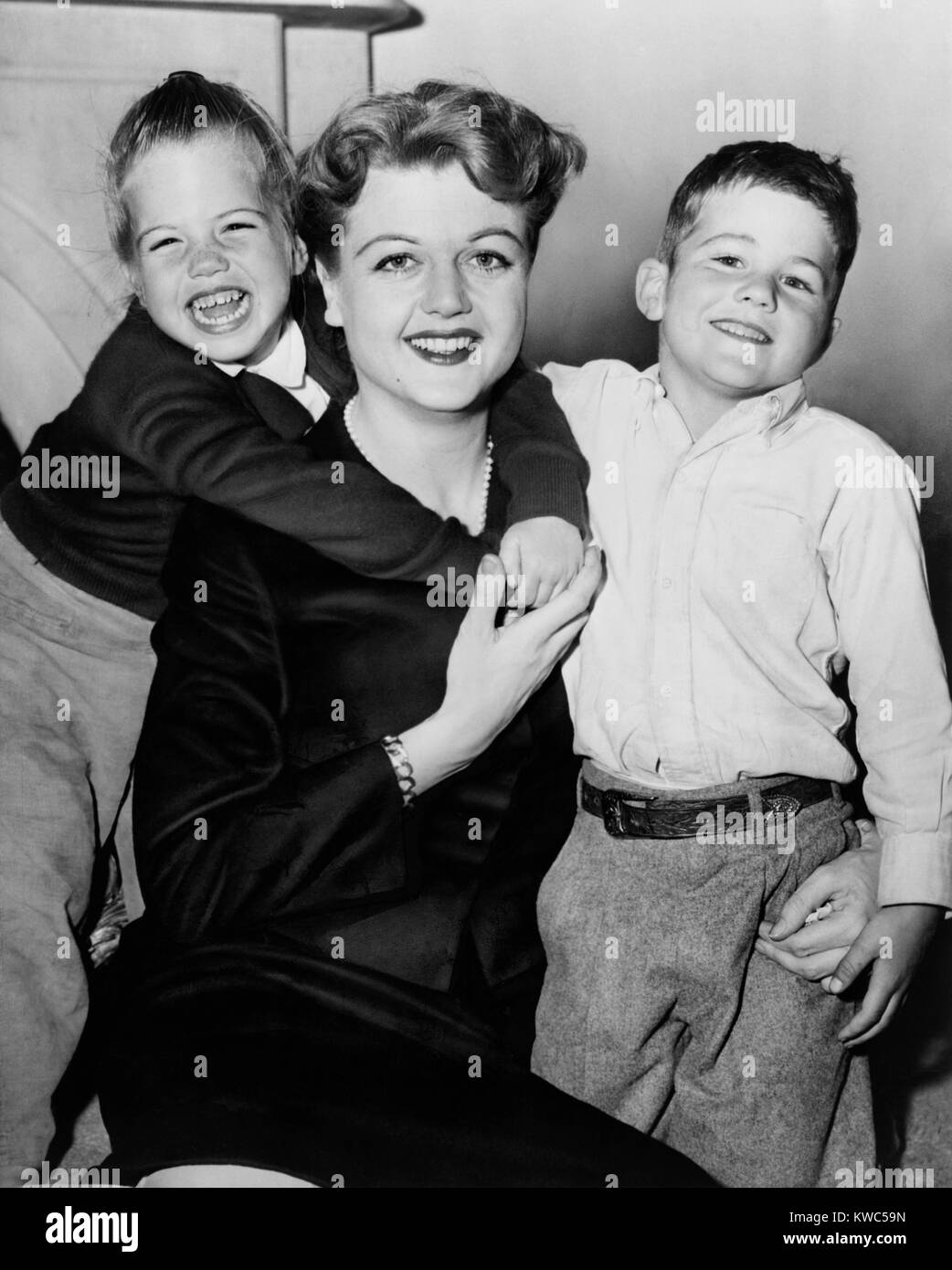L'actrice Angela Lansbury avec Deidre fille et fils Andrew, 1957. (BSLOC   2015 14 160) Banque D'Images