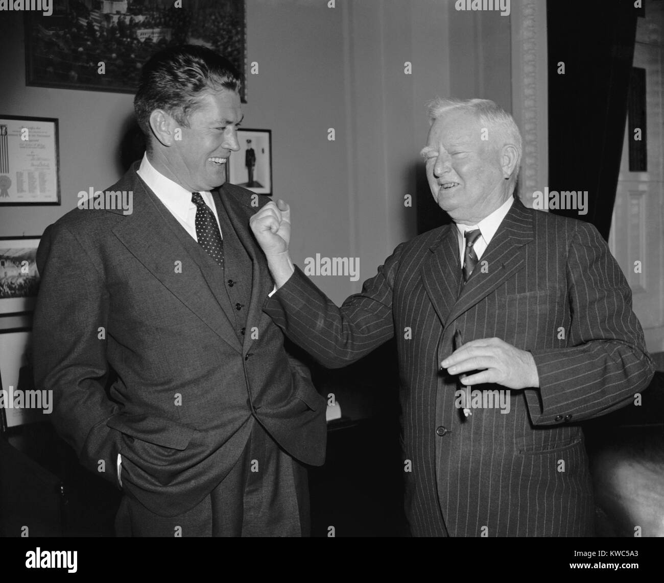 Vice-président James Garner affiche la force de son "droit" de Gene Tunney, le 3 mai 1938. L'ancien champion poids lourd, tourné business executive, était à Washington pour discuter des taxes sur l'alcool avec le secrétaire au Trésor Morgenthau. (BSLOC   2015 14 17) Banque D'Images