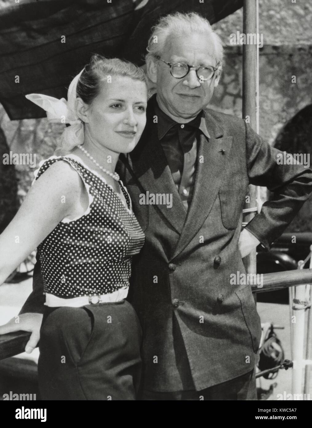 Producteur du film, Sir Alexander Korda avec sa fiancée Alexandra Boycun, le 3 juin 1953. 59 ans Korda et ses 25 ans fiancée s'appuyer contre le rail de son yacht à Antibes, France. Sir Alexander était divorcé de Merle Oberon, star du cinéma en 1945. (BSLOC   2015 14 173) Banque D'Images