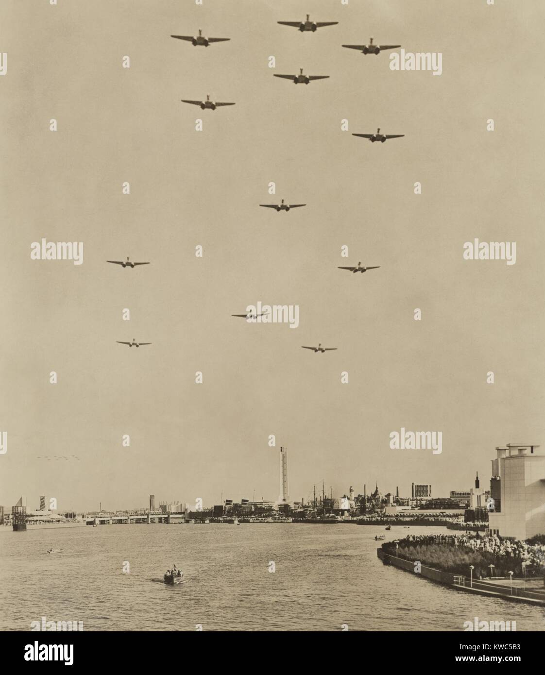 Hydravions italiens survolent le siècle de progrès exposition de Chicago, le 15 juillet 1933. Dirigé par aviator Italo Balbo, 24 avions effectué un vol transatlantique de Rome à Chicago, l'atterrissage sur le lac Michigan, près du parc des expositions. (BSLOC   2015 14 194) Banque D'Images