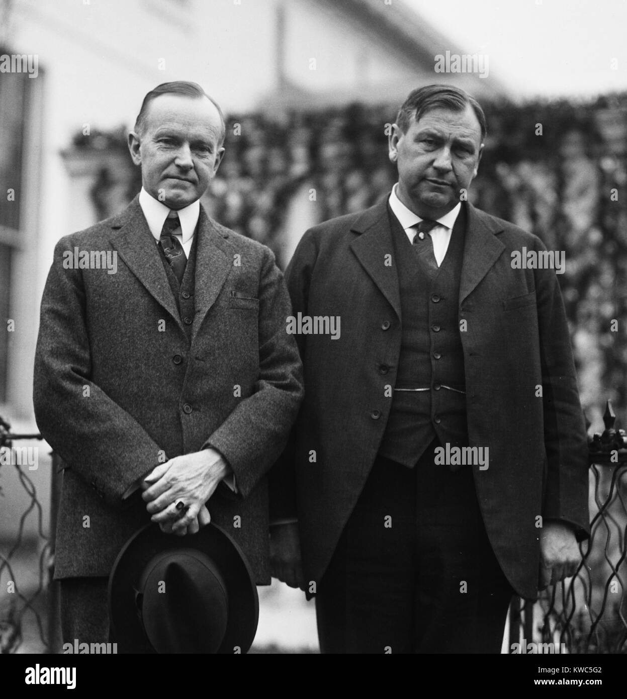 Le président Calvin Coolidge avec son nouveau Procureur général Harlan Fiske Stone en 1924. Remplacement de pierre le scandale shadowed Harry Daugherty. Coolidge nommé Pierre de la Cour suprême en 1925. FDR a fait de lui le juge en chef en 1941. (BSLOC   2015 15 108) Banque D'Images