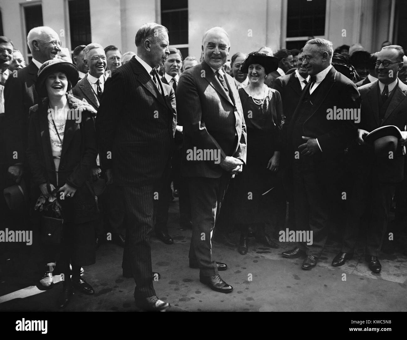 Le président Warren Harding avec les maîtres à la Maison Blanche, le 28 septembre 1922. Les maîtres ont reçu leur nomination du ministre des Postes sur les conseils de membres du Congrès. Ce reste de la système des dépouilles ont survécu jusqu'en 1971, lorsque Nixon ont approuvé une réforme déménagement du bureau de poste dans la fonction publique. (BSLOC   2015 15 45) Banque D'Images