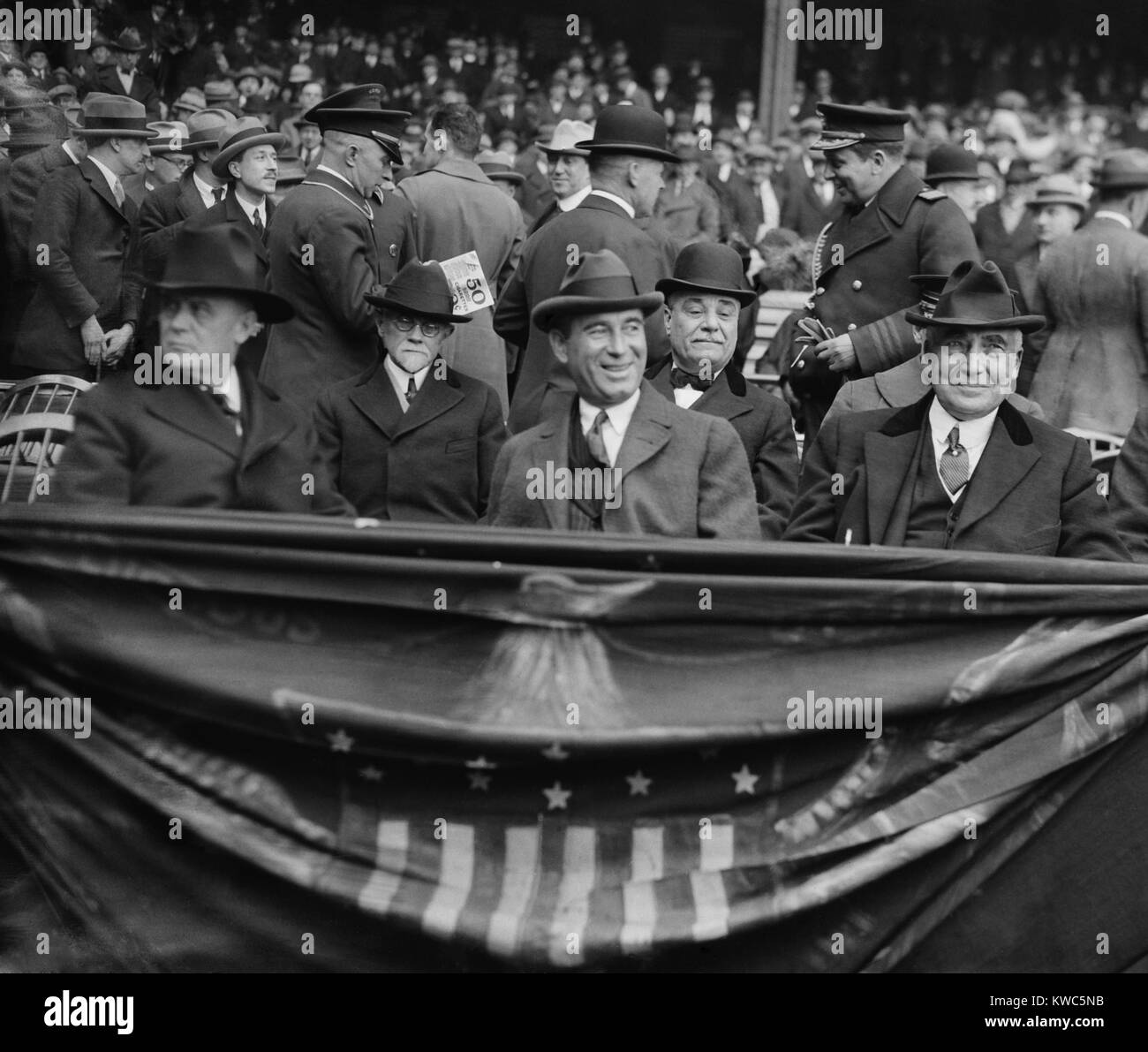 Le président Warren Harding au Yankee Stadium, le 24 avril 1923. L-R : Harry, nouveau ministre des Postes ; le Dr Charles Sawyer, médecin du président ; Albert Lasker, en référence l'homme ; Jacob Ruppert, Yankee propriétaire ; et le président Harding. (BSLOC   2015 15 48) Banque D'Images