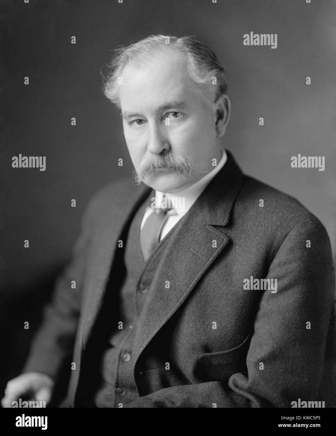 Albert B. Fall, Secrétaire de l'intérieur pour le président Warren Harding. Il a accepté des pots-de-vin de 385 000 $ à partir de l'huile de Doheny loue à l'huile marine réserve à Teapot Dome, Wyoming. Forcé depuis le Coolidge cabinet le 4 mars 1923, il a été reconnu coupable de corruption et a purgé une peine de prison. (BSLOC   2015 15 66) Banque D'Images