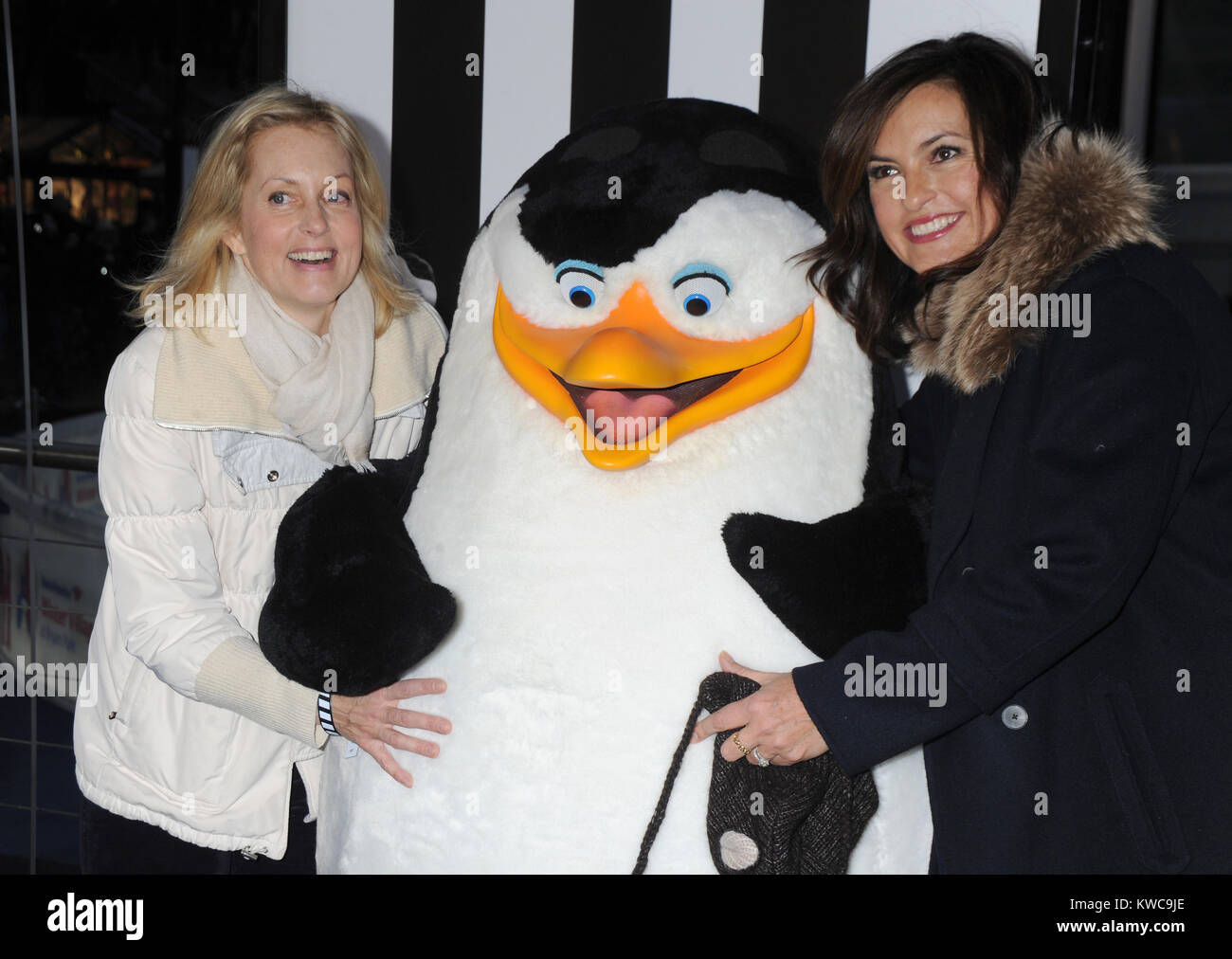 NEW YORK, NY - 16 novembre : Ali Wentworth, assiste à l'Otherspace "pingouins de Madagascar" New York Première Mondiale au Village d'hiver au Bryant Park Patinoire le 16 novembre 2014 à New York. People : Ali Wentworth, Mariska Hargitay Banque D'Images