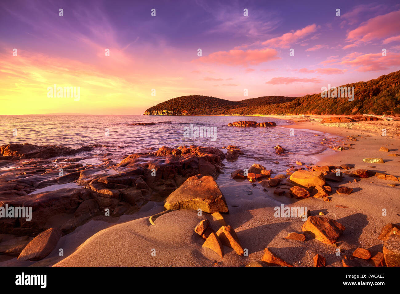 Coucher de soleil plage de la baie de Cala violina en Maremme, Toscane. Destination de voyage en mer Méditerranée. L'Italie, l'Europe. Banque D'Images