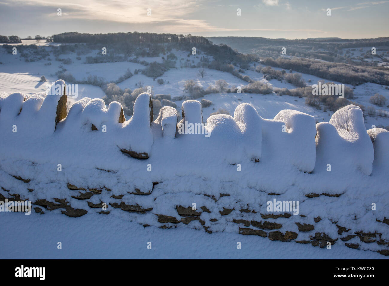 En pierre de Cotswold mur recouvert de neige à Crickley Hill Country Park, Gloucestershire, Royaume-Uni Banque D'Images