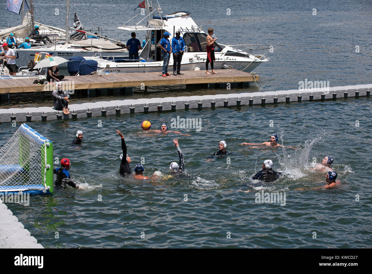 Le water-polo se joue sur le port de Cape Town, Western Cape, Afrique du Sud, décembre 2017. Banque D'Images