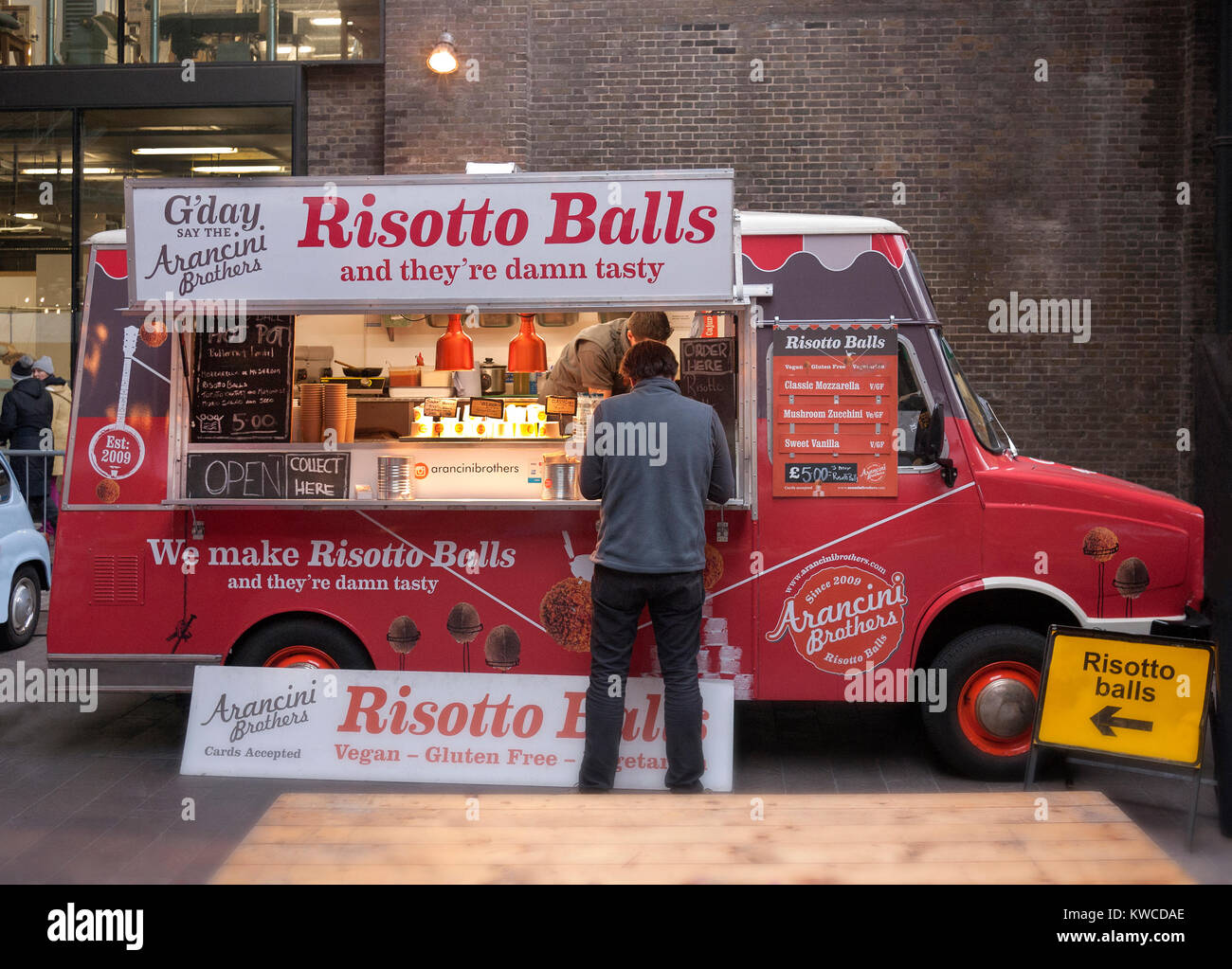 Camion alimentaire au marché de fermiers dans le grenier Sq Kings Cross Londres Banque D'Images