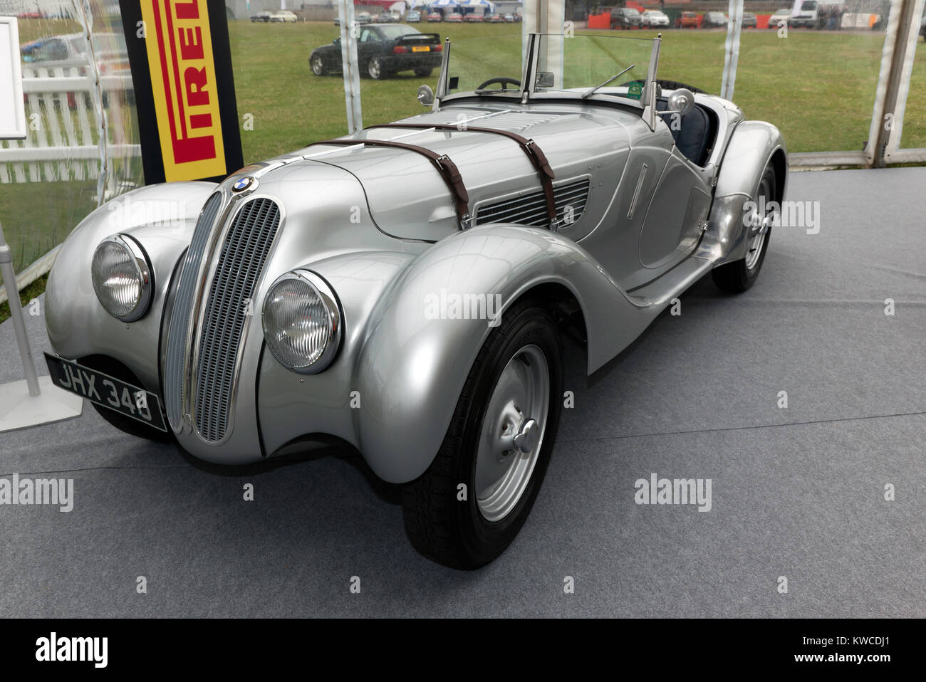 Trois-quart vue frontale d'un 1933 BMW 328 d'argent, en exposition statique dans la voiture BMW Club of great britian Ltd zone de la Silverstone Classic 2017 Banque D'Images