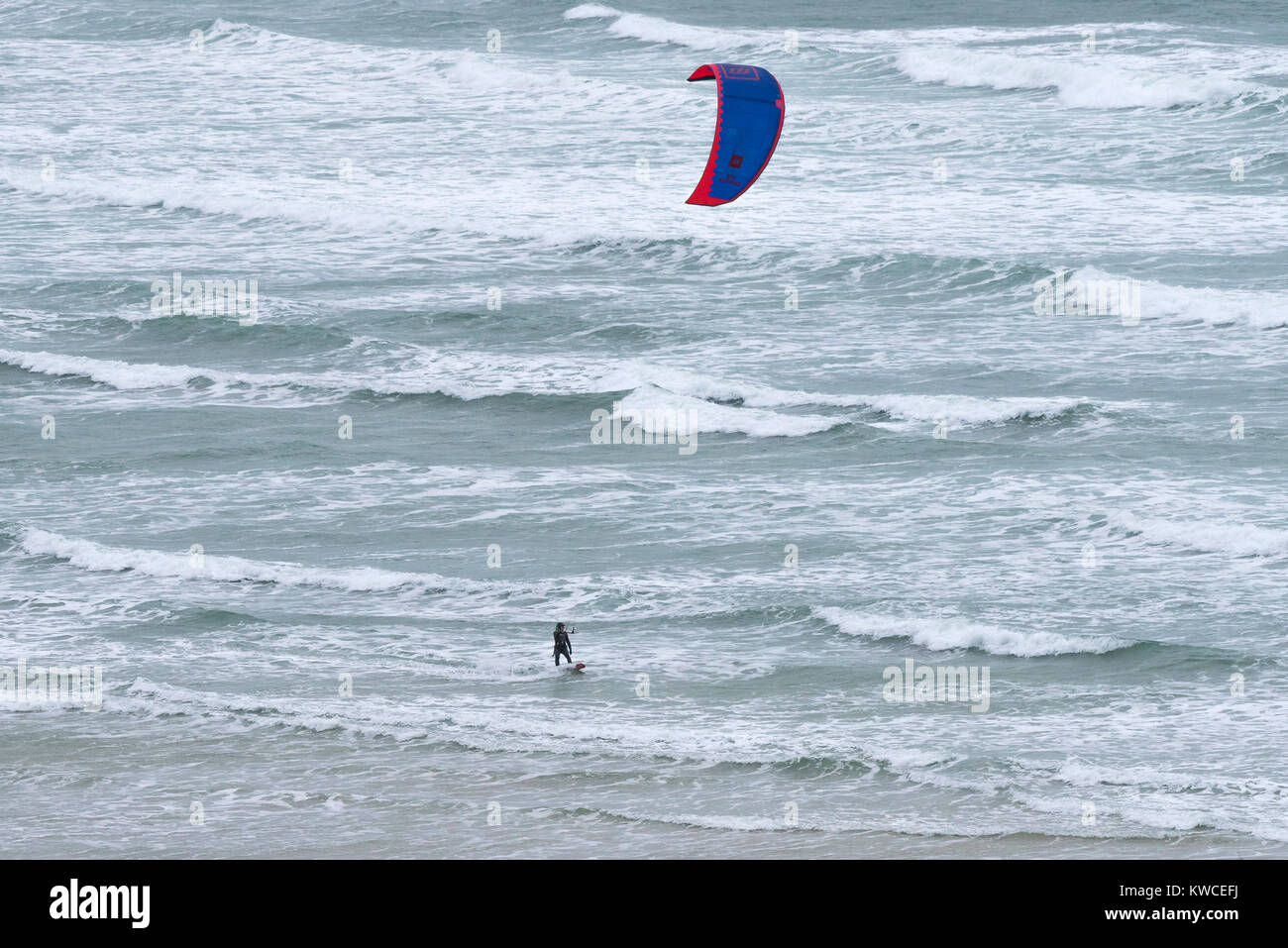 Kite Surf - un kite surfer surfer para kite surf off North Cornwall. Banque D'Images