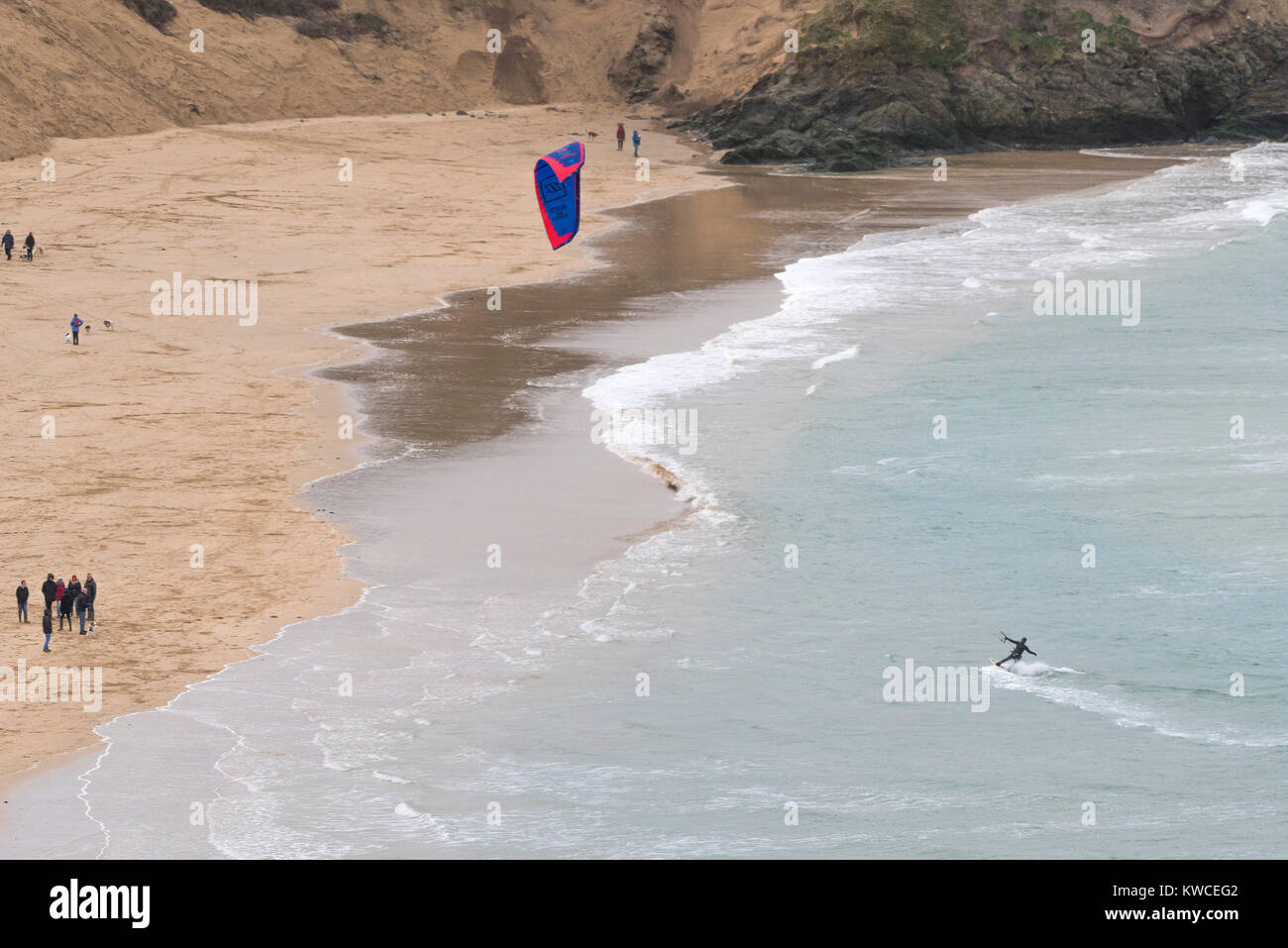 Kite Surf - un kite surfer para kite surf surfeur au large plage de Crantock Newquay Cornwall. Banque D'Images