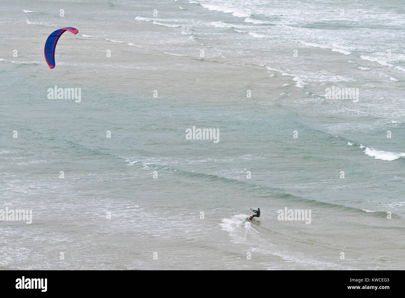 - Surf para un kite surfer surfer para kite surf au large de la côte de Cornouailles du Nord. Banque D'Images